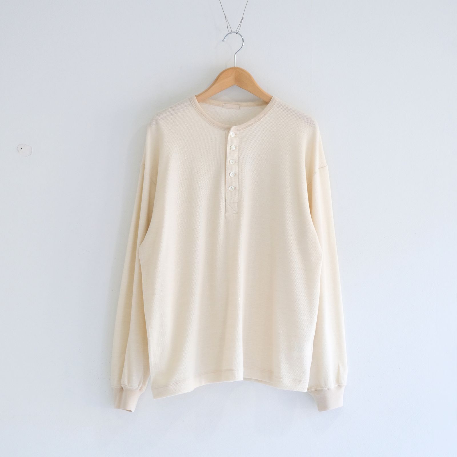 W/C HONEYCOMB HENLEY-NECK TOP（ECRU）