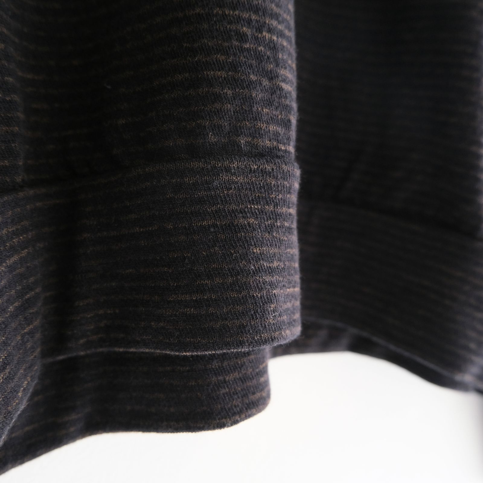 SUPER FINE WOOL COTTON TURTLE-NECK TOP（BORDER STRIPE）（BROWN×BLACK）