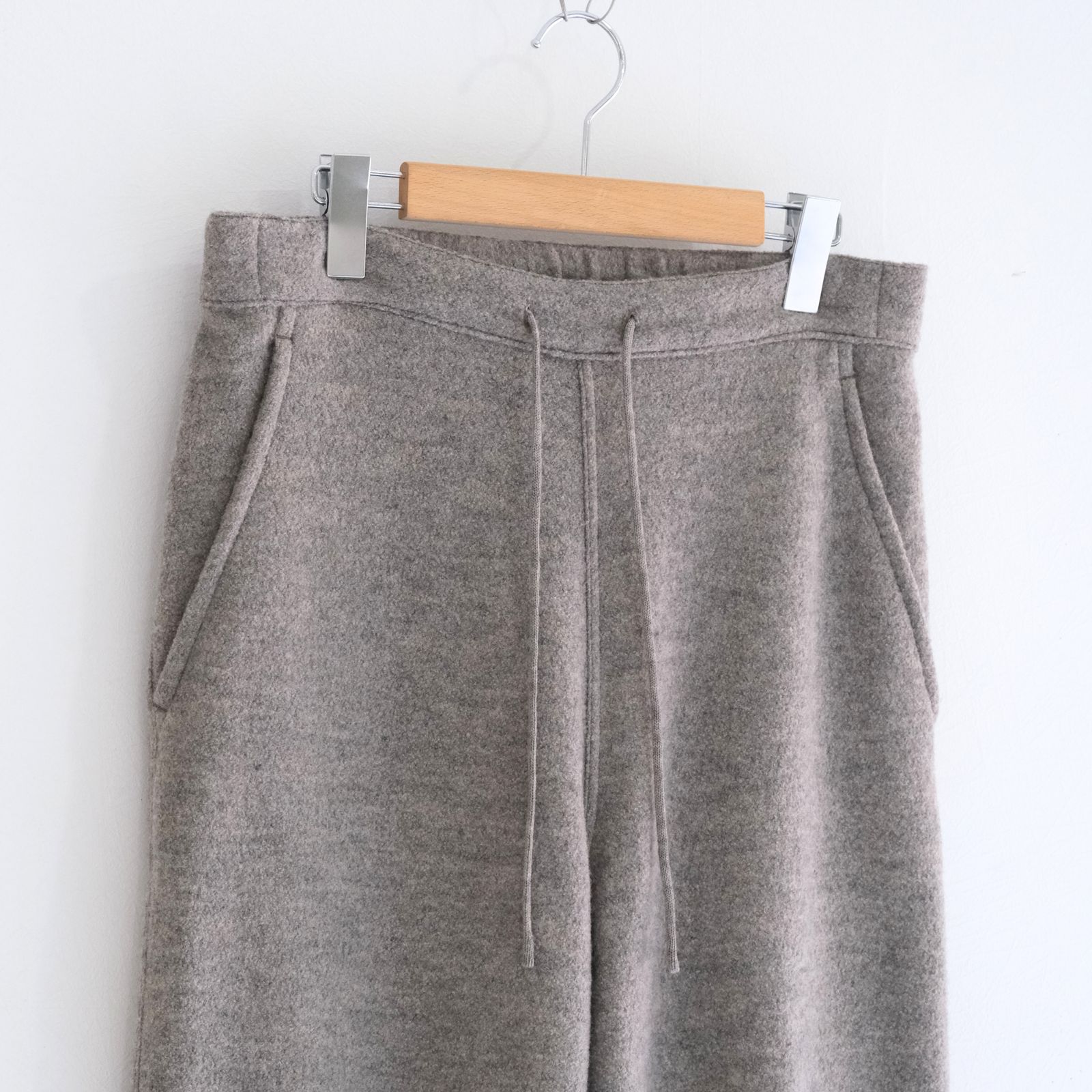 【残り1点】KNIT PANTS ‐Hard Twist Crepe‐（Greige）