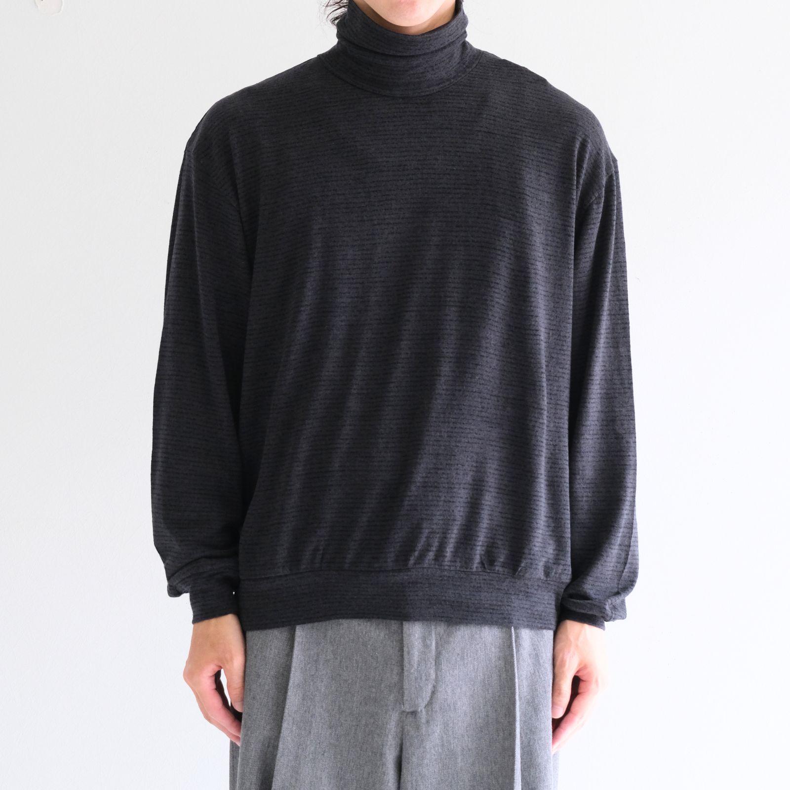 SUPER FINE WOOL COTTON TURTLE-NECK TOP（BORDER STRIPE）（BLACK×CHARCOAL）