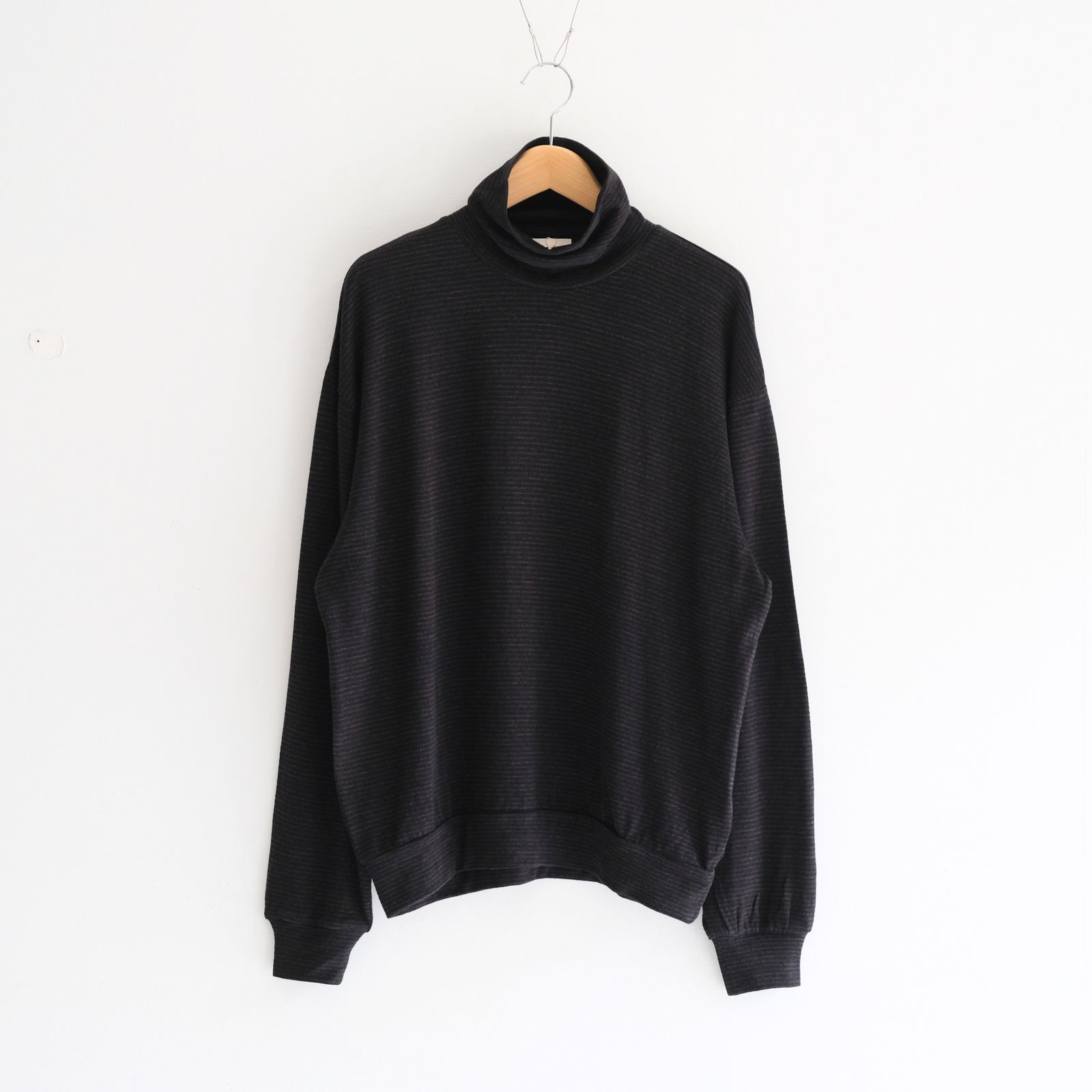 SUPER FINE WOOL COTTON TURTLE-NECK TOP（BORDER STRIPE）（BROWN×BLACK）