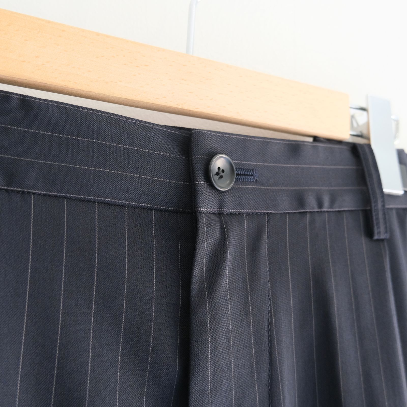 Merino Wool High-waist Slacks / メリノウール ハイウエスト スラックス（NAVY STRIPE）