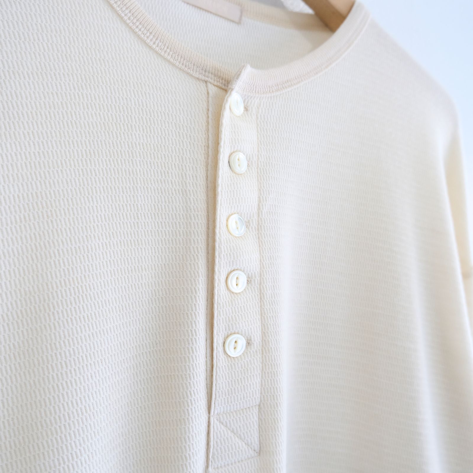W/C HONEYCOMB HENLEY-NECK TOP（ECRU）