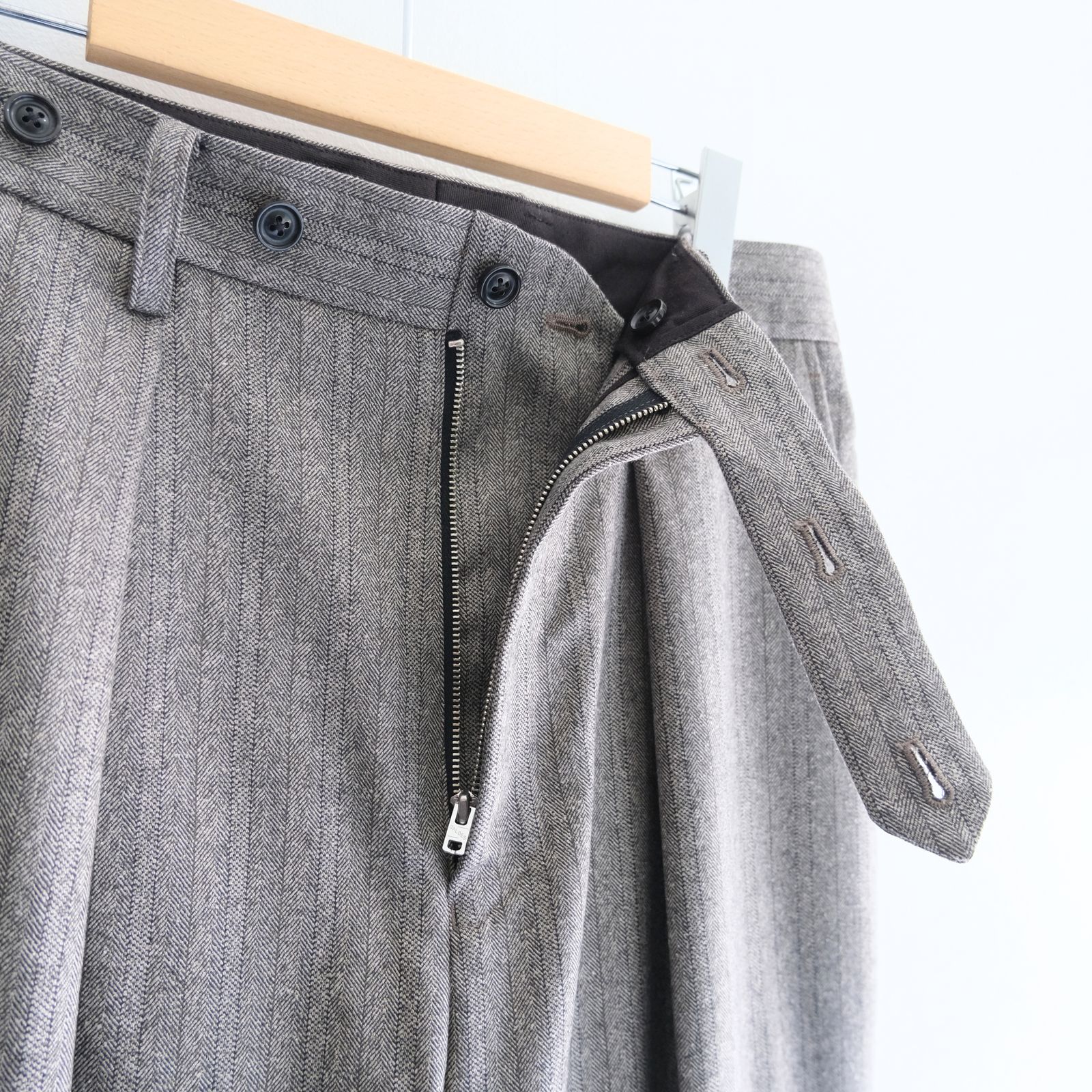 【残り1点】W/S HERRINGBONE STRIPE TUCKED TROUSERS（TAUPE GREY）