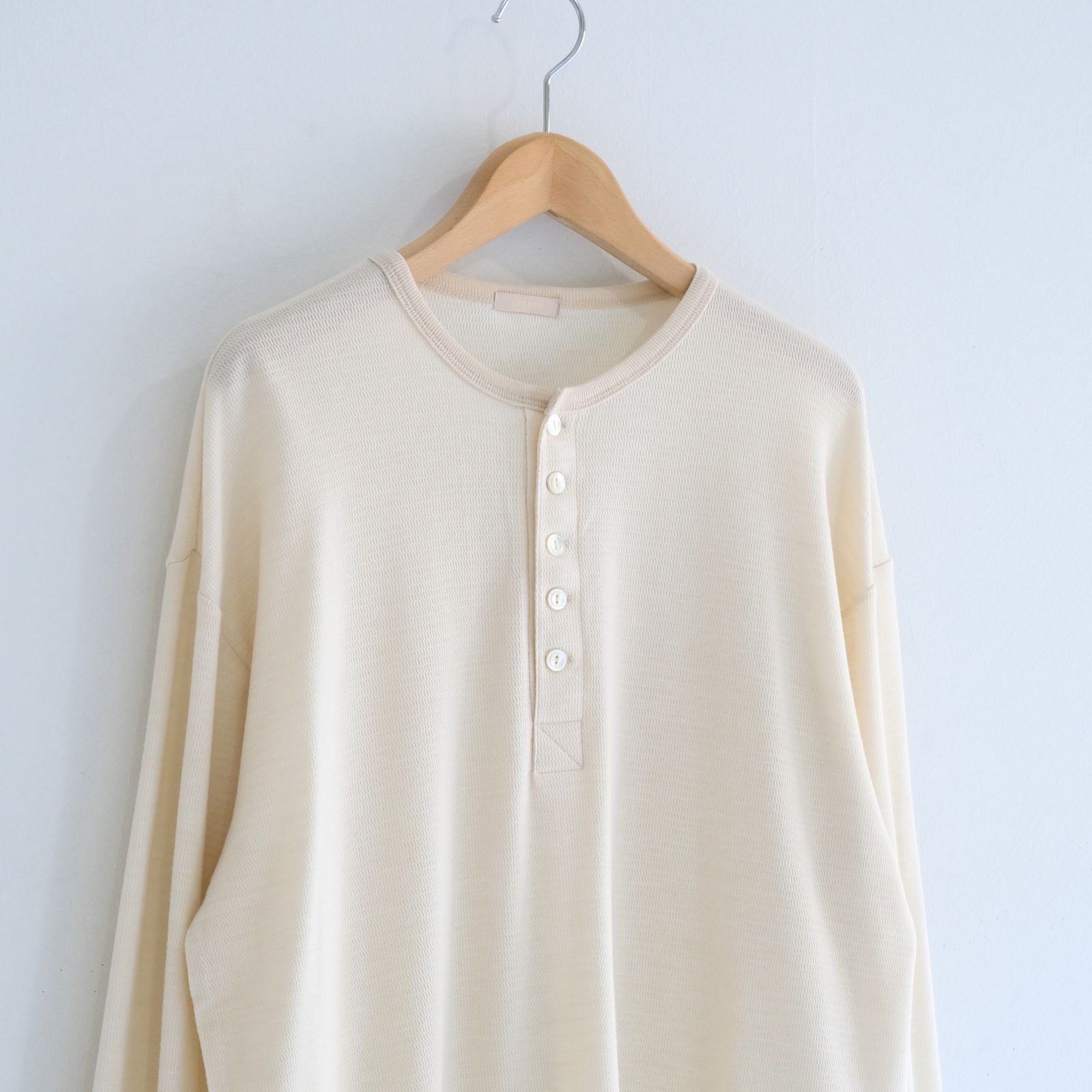 W/C HONEYCOMB HENLEY-NECK TOP（ECRU）