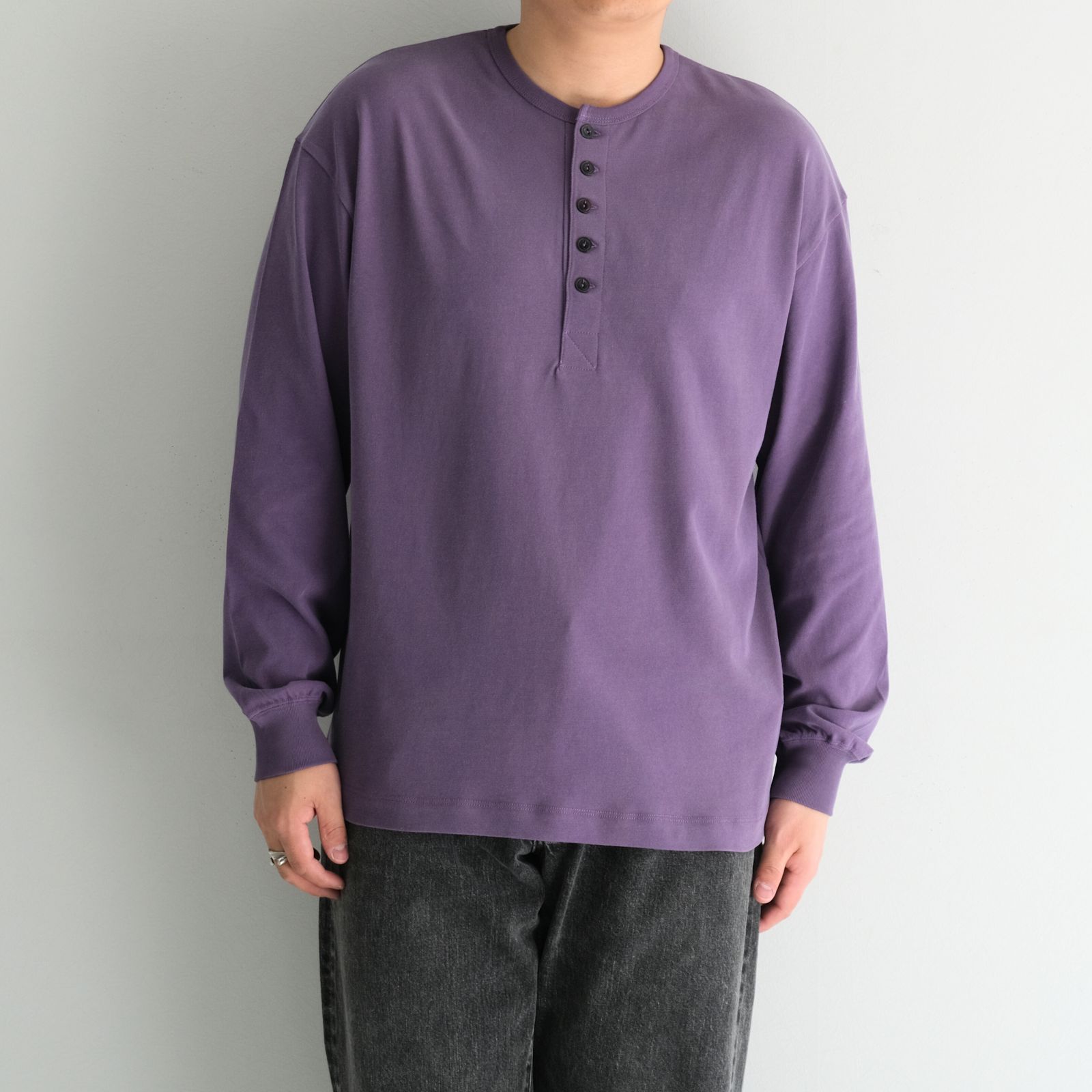 FADED TWIST TENJIKU HENLEY-NECK TOP /フェードツイスト天竺ヘンリーネックトップ（PURPLE）