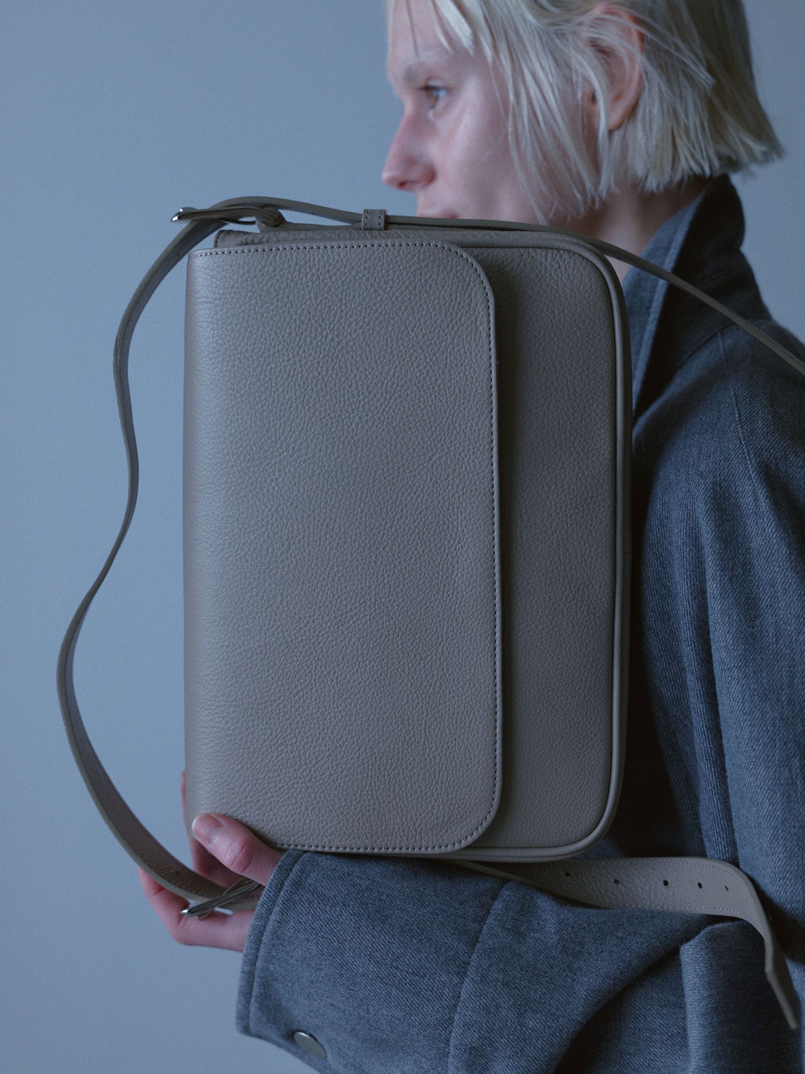 【入荷時期：2026年8-9月頃】Leather Shoulder Bag [Dumbo] / レザー ショルダー バッグ [ダンボ]（Gray）