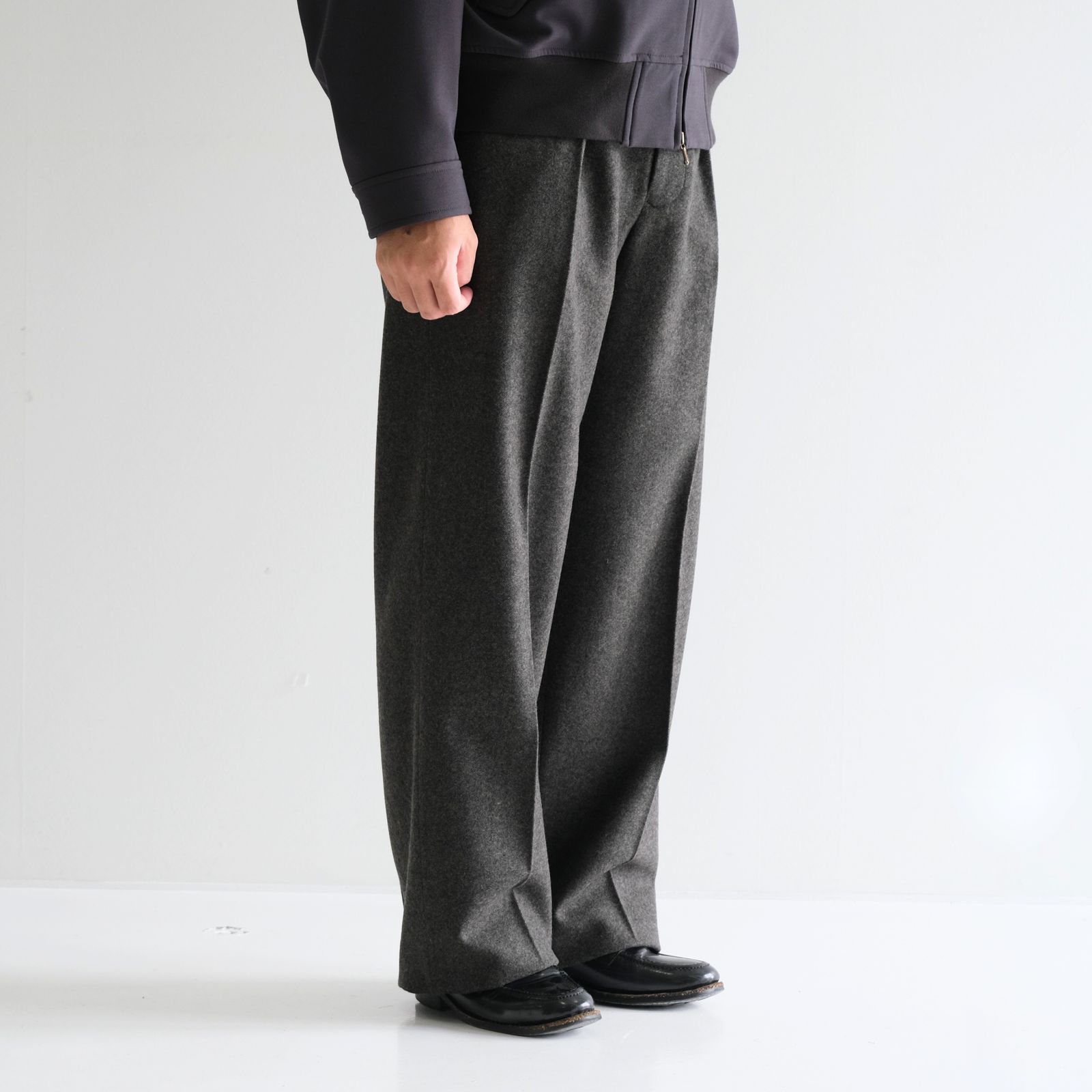 IN TUCK TROUSERS ‐Powder melton‐ / パンツ / トラウザー / メルトン素材 / Mid Gray