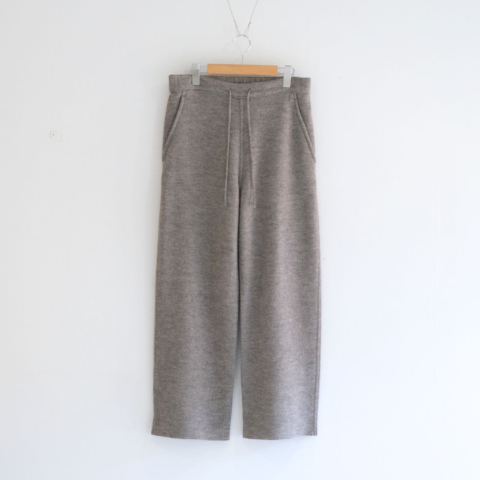 【残り1点】KNIT PANTS ‐Hard Twist Crepe‐（Greige）