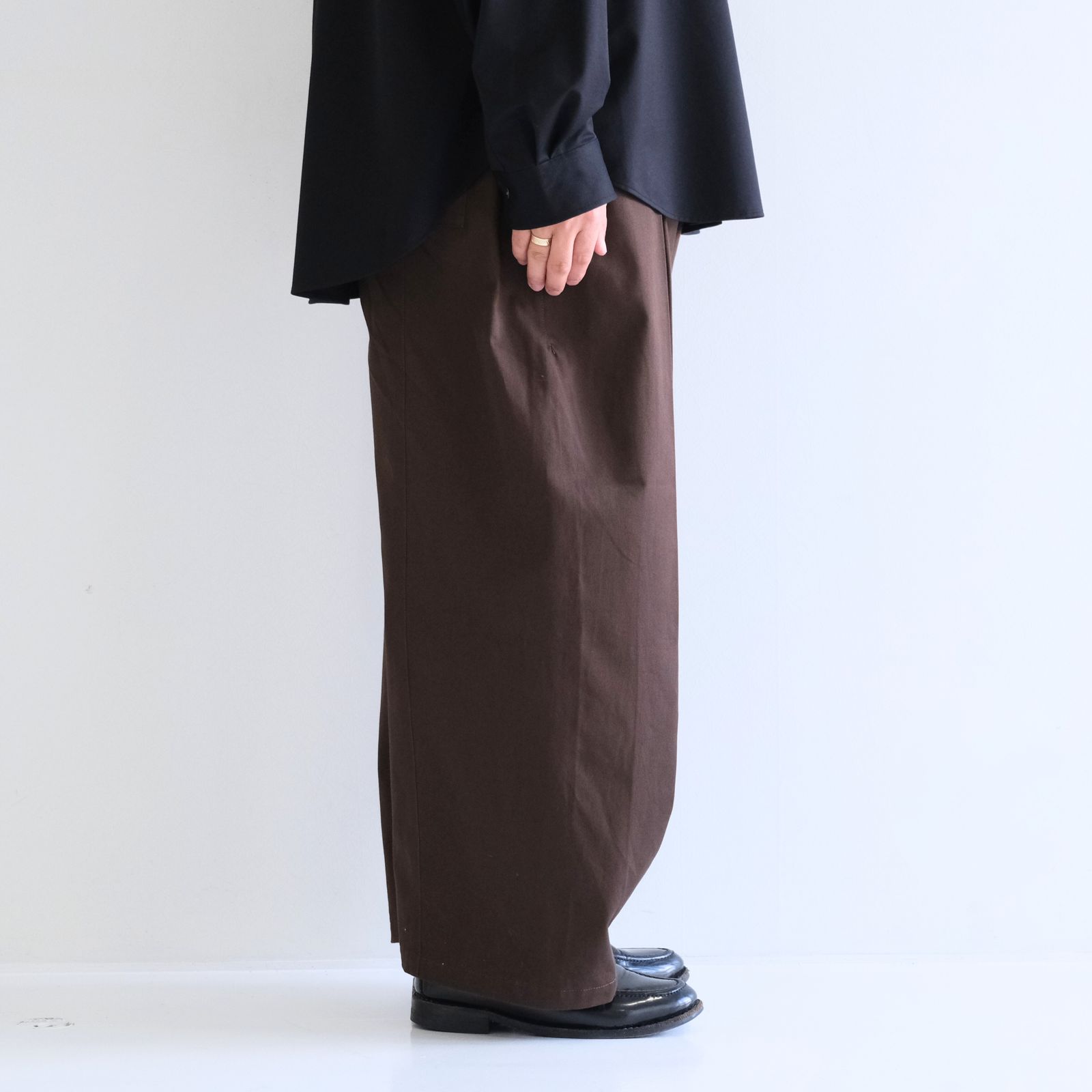 BOX PLEAT TROUSER / ボックスプリーツトラウザー / チノ / ボトムス / BROWN