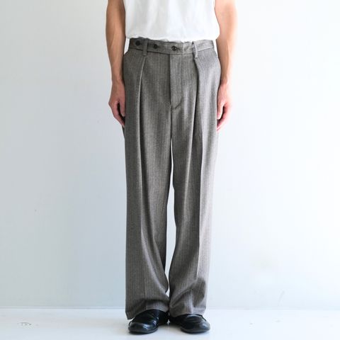 【残り1点】W/S HERRINGBONE STRIPE TUCKED TROUSERS（TAUPE GREY）