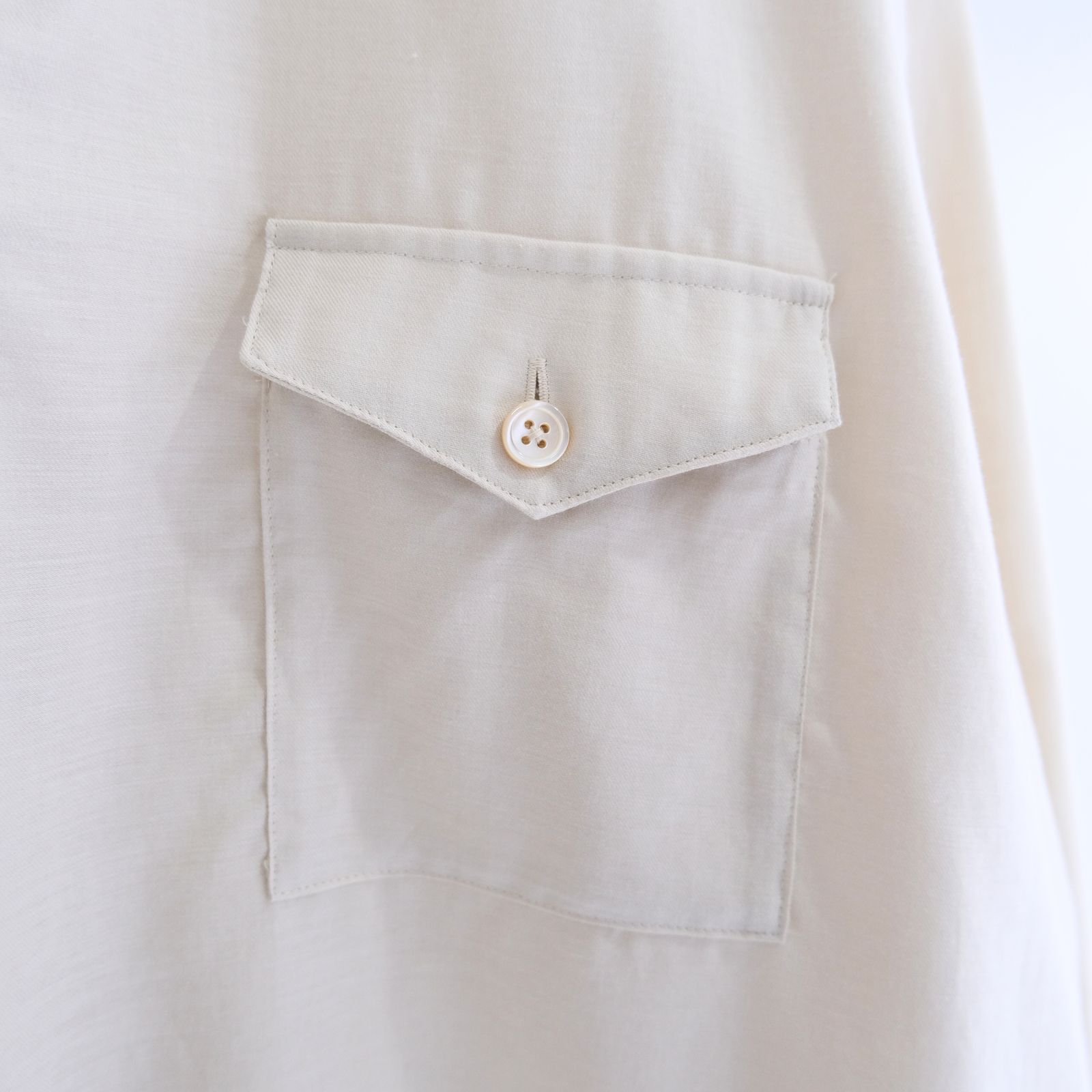 SILKY SOFT TWILL SKIPPER SHIRT / シルク ソフト ツイル スキッパー シャツ（SAND）