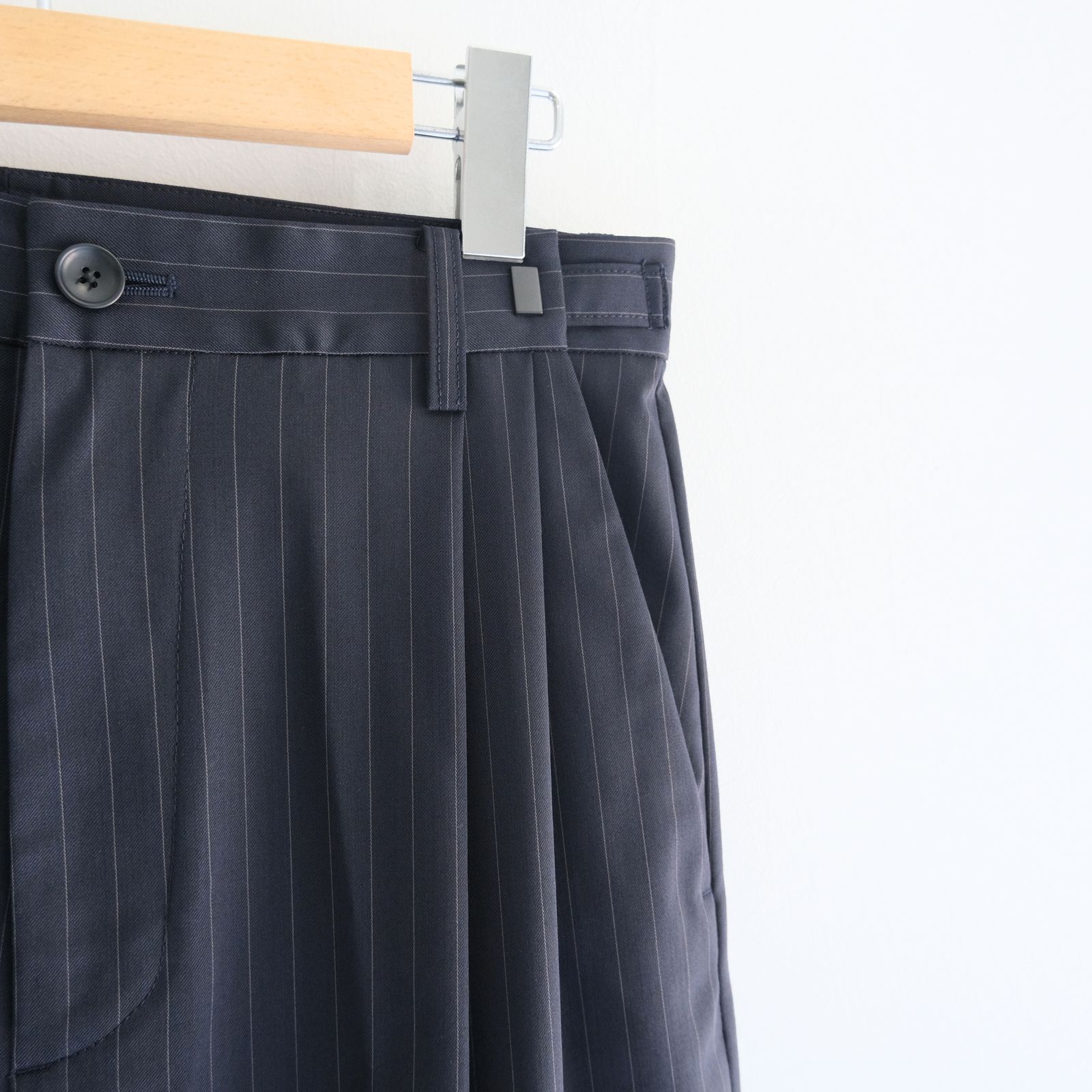 Merino Wool High-waist Slacks / メリノウール ハイウエスト スラックス（NAVY STRIPE）