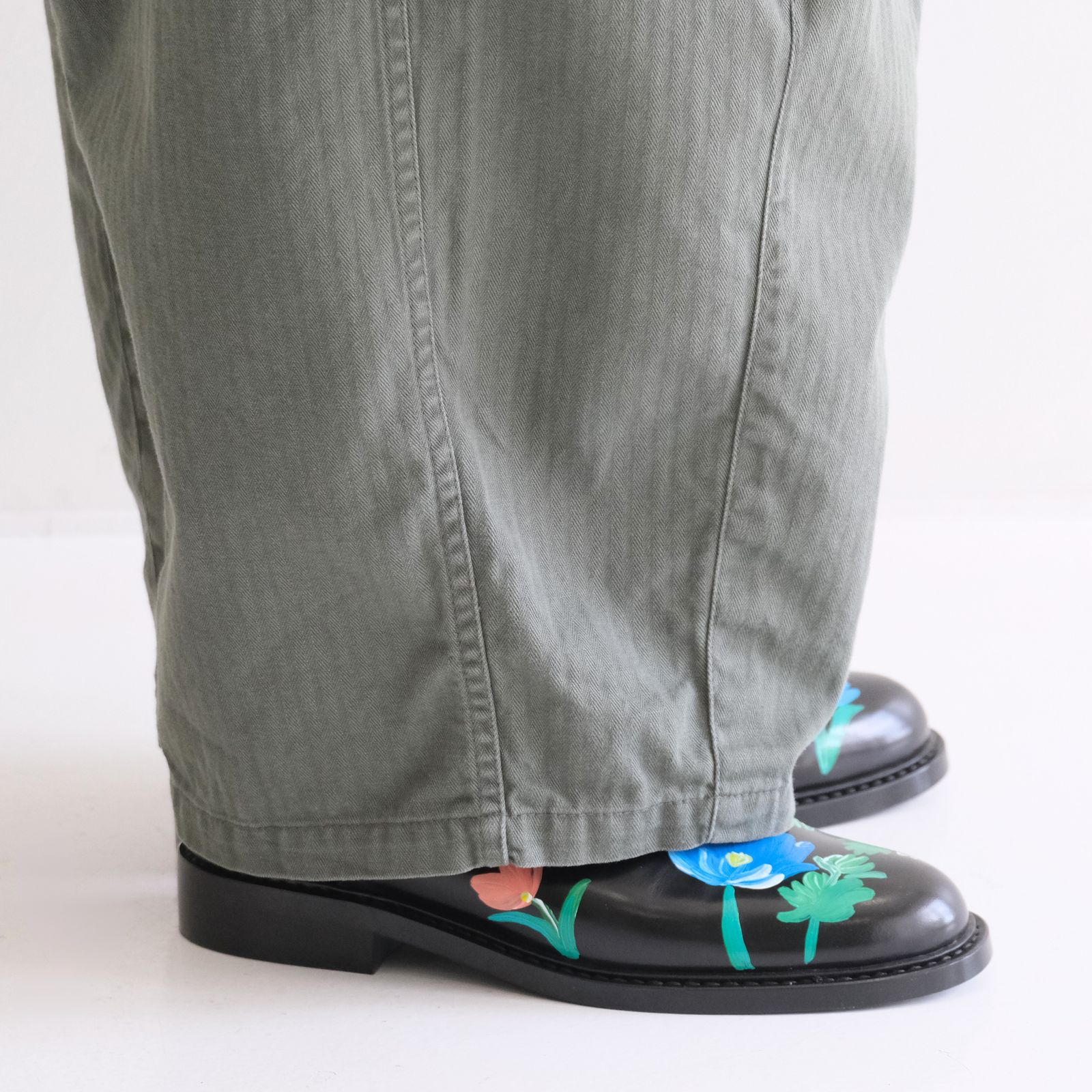 "BLOSSOM" Hand Painted Sandals by HARUTA feat. MIO YAMAMOTO / 「BLOSSOM」ハンド ペイント サンダル バイ ハルタ feat. ミオ ヤマモト（BLACK）