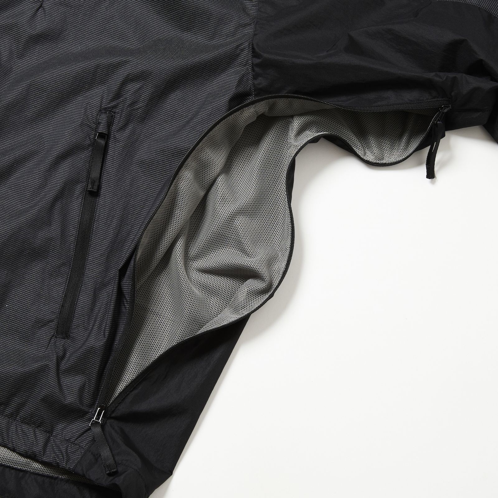 【入荷時期：2026年1月頃】Dyneema® Grid Windbreaker / ジャケット / Dyneema® / OFF BLACK