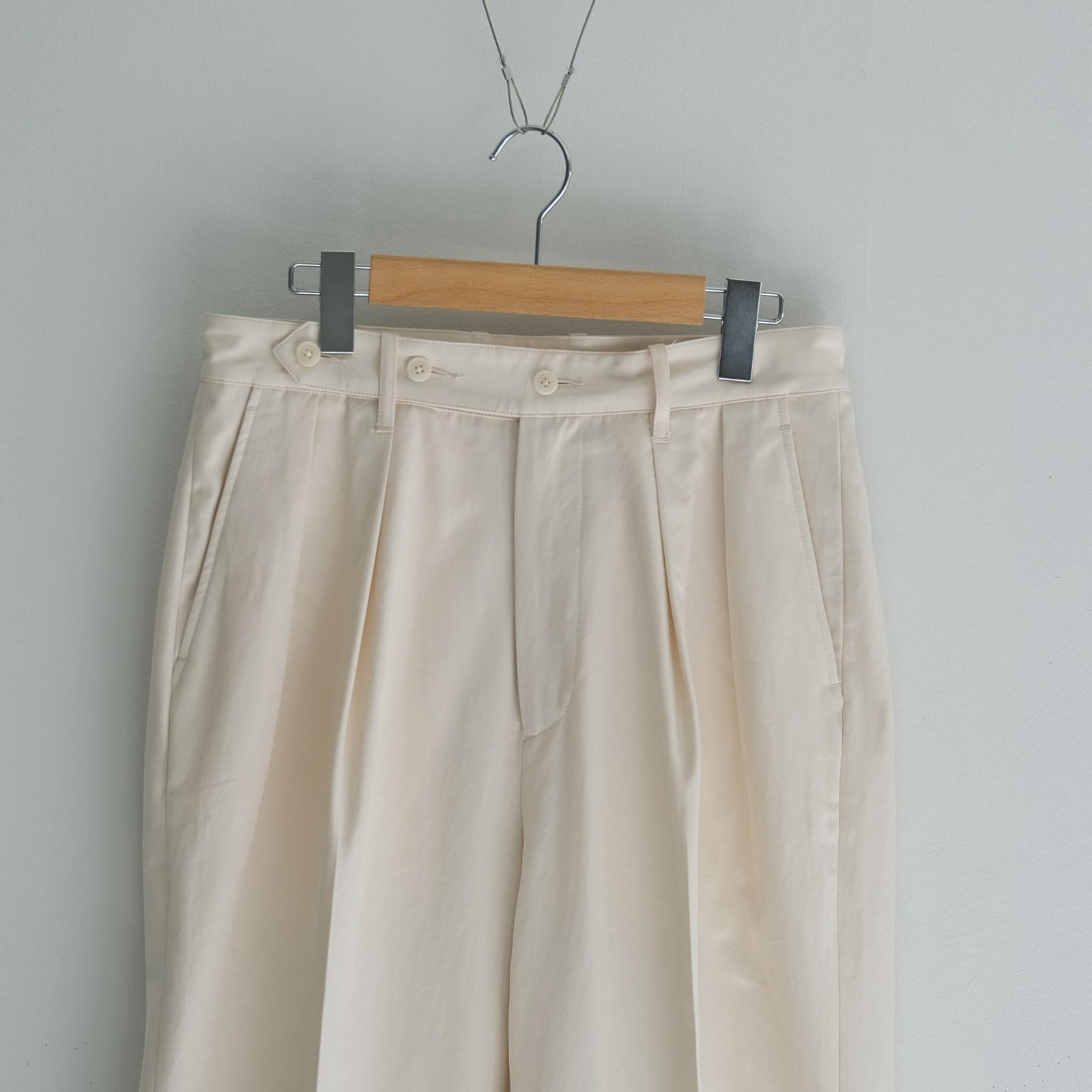 25SS アルテリアFINX COTTON TUCKED TROUSERS ULTERIOR | FINX COTTON GABARDINE TUCKED TROUSERS- STOTELA