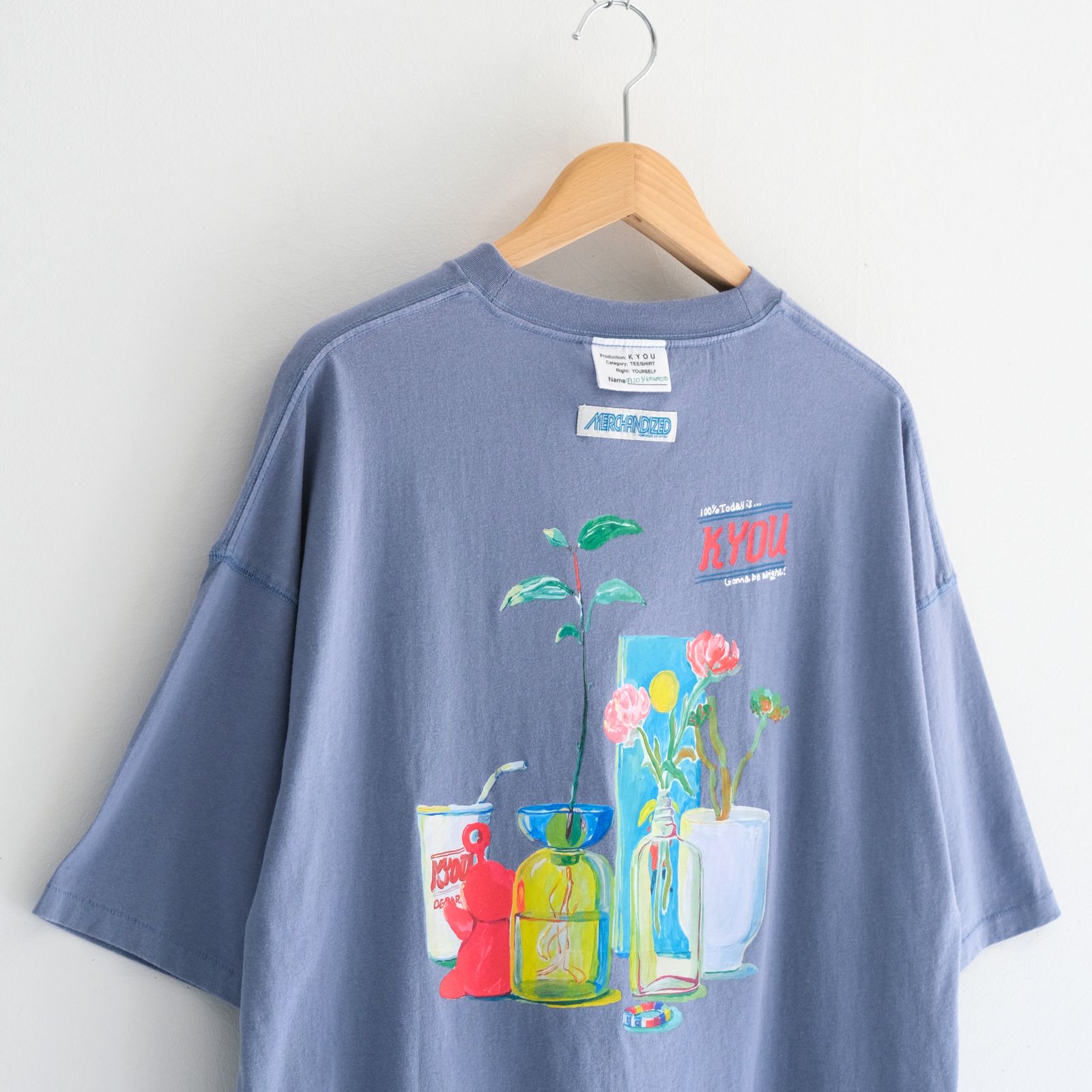 "TEE-NS".14 Imaginary FLOWER DEPaRTMENT Tee feat. MIO YAMAMOTO / 「TEE-NS」14 イマジナリーフラワーデパートメントTシャツ feat. ミオ ヤマモト（NAVY）
