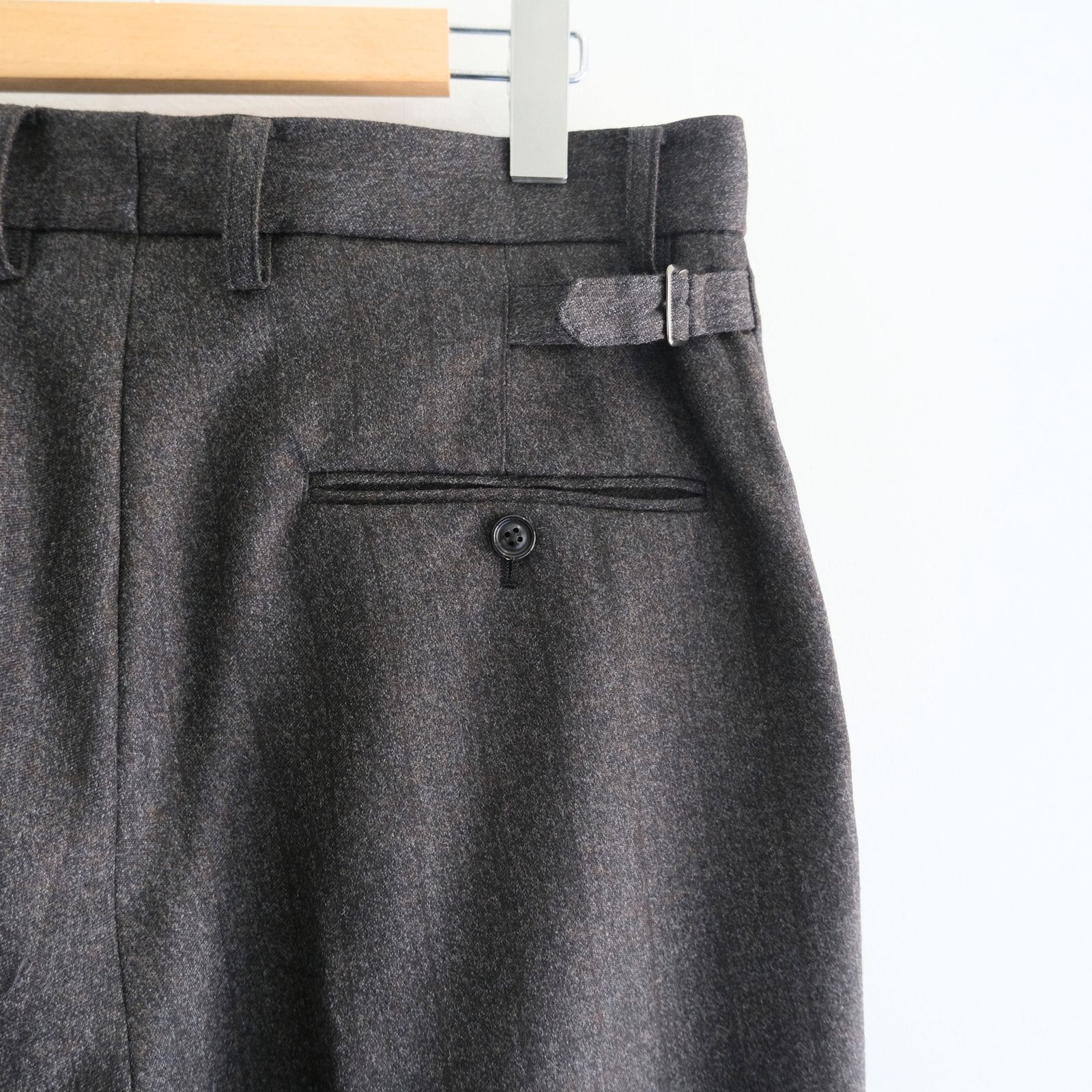 【残り1点】MELANGE BARATHEA STRIPE TUCKED TROUSERS（CHARCOAL BROWN）