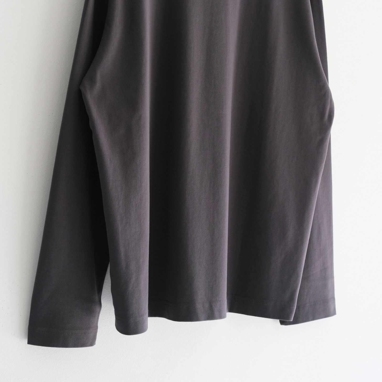 Basis L/S Tee / ベーシック長袖Tシャツ（GRAPHITE）