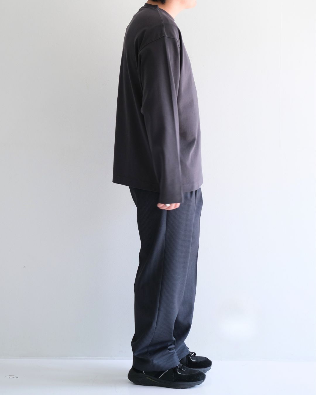 スラックスをカジュアルに。