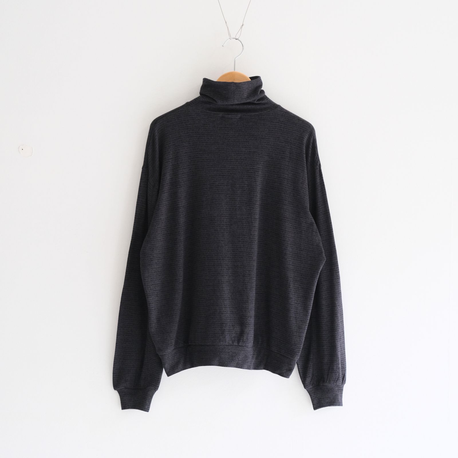 SUPER FINE WOOL COTTON TURTLE-NECK TOP（BORDER STRIPE）（BLACK×CHARCOAL）
