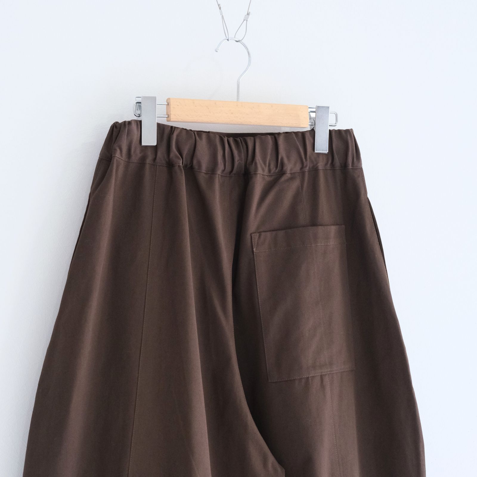 BOX PLEAT TROUSER / ボックスプリーツトラウザー / チノ / ボトムス / BROWN