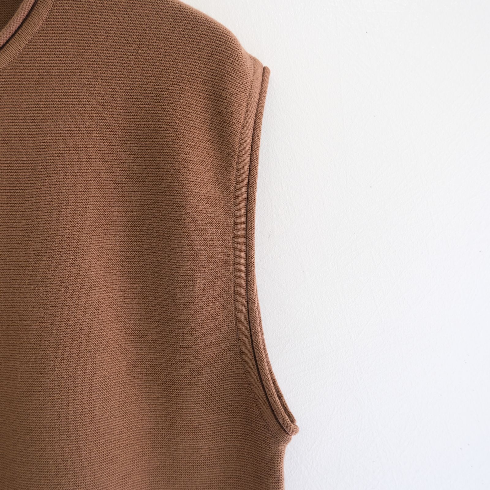 PREMIUM WIDE SHOULDER KNIT SLEEVELESS / ニット / ノースリーブ / CARAMEL BROWN
