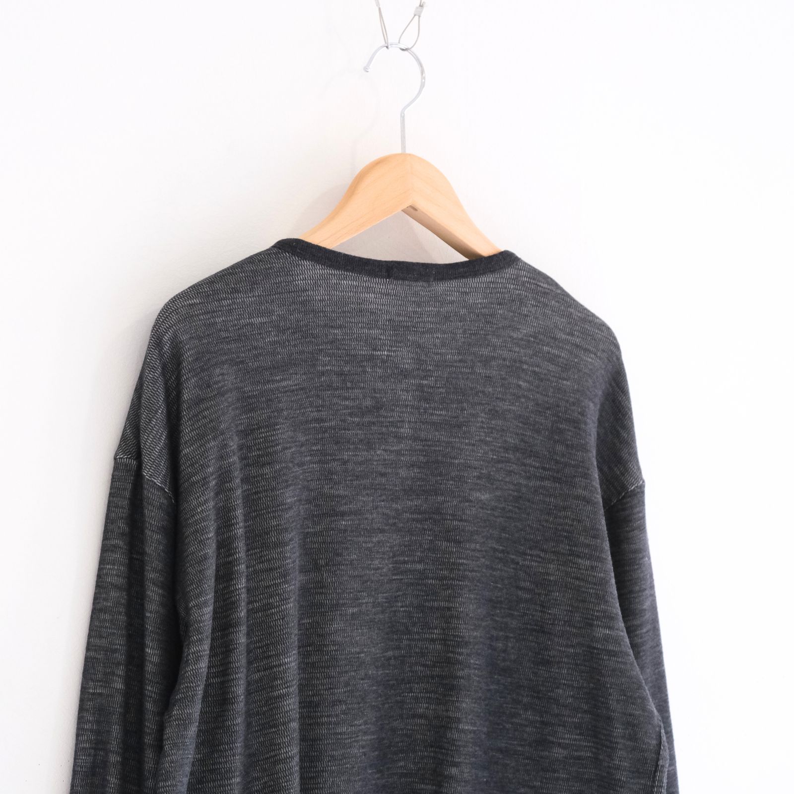 W/C HONEYCOMB HENLEY-NECK TOP（CHARCOAL）
