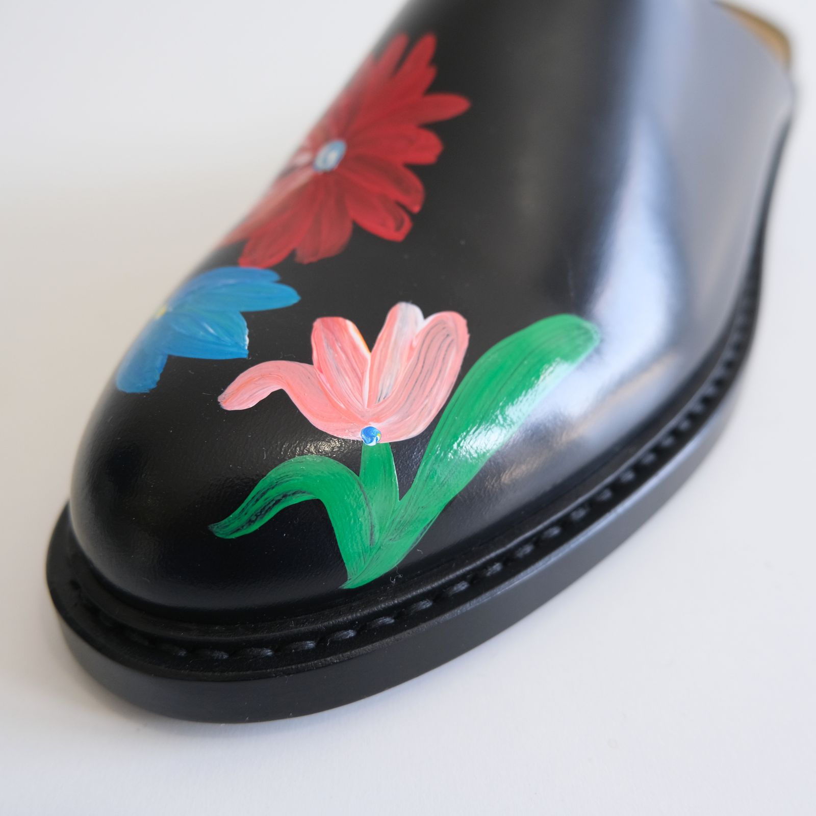 "BLOSSOM" Hand Painted Sandals by HARUTA feat. MIO YAMAMOTO / 「BLOSSOM」ハンド ペイント サンダル バイ ハルタ feat. ミオ ヤマモト（BLACK）