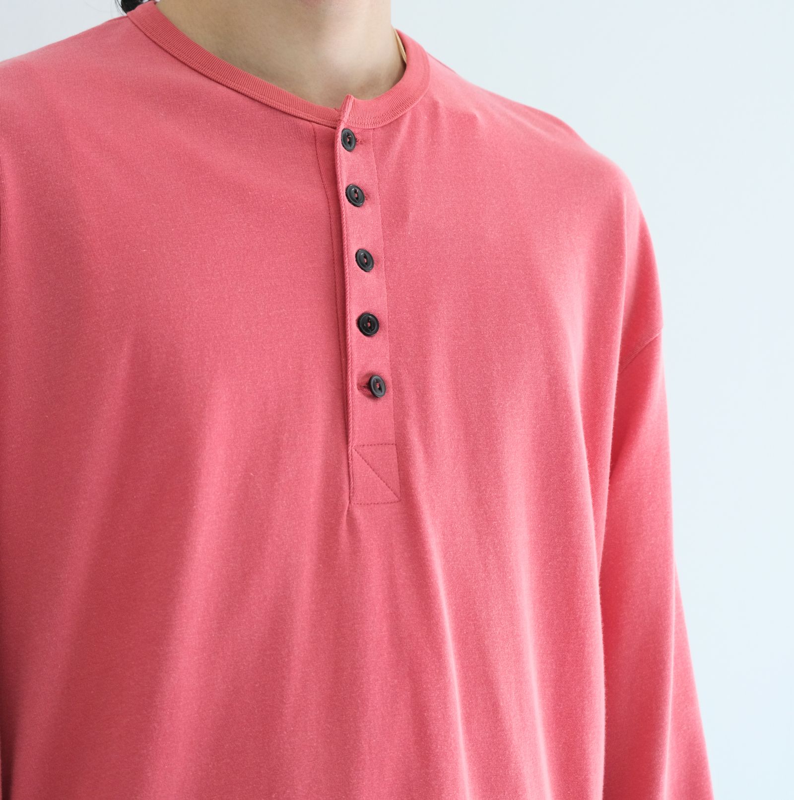 FADED TWIST TENJIKU HENLEY-NECK TOP / フェードツイスト天竺ヘンリーネックトップ（RED）