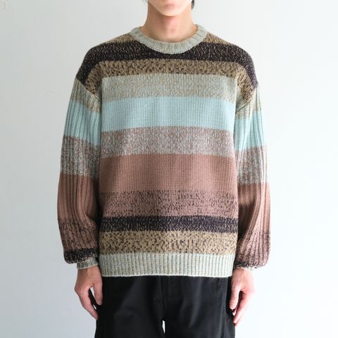 GRADATION STRIPE CREWNECK SWEATER（POWDER BLUE）