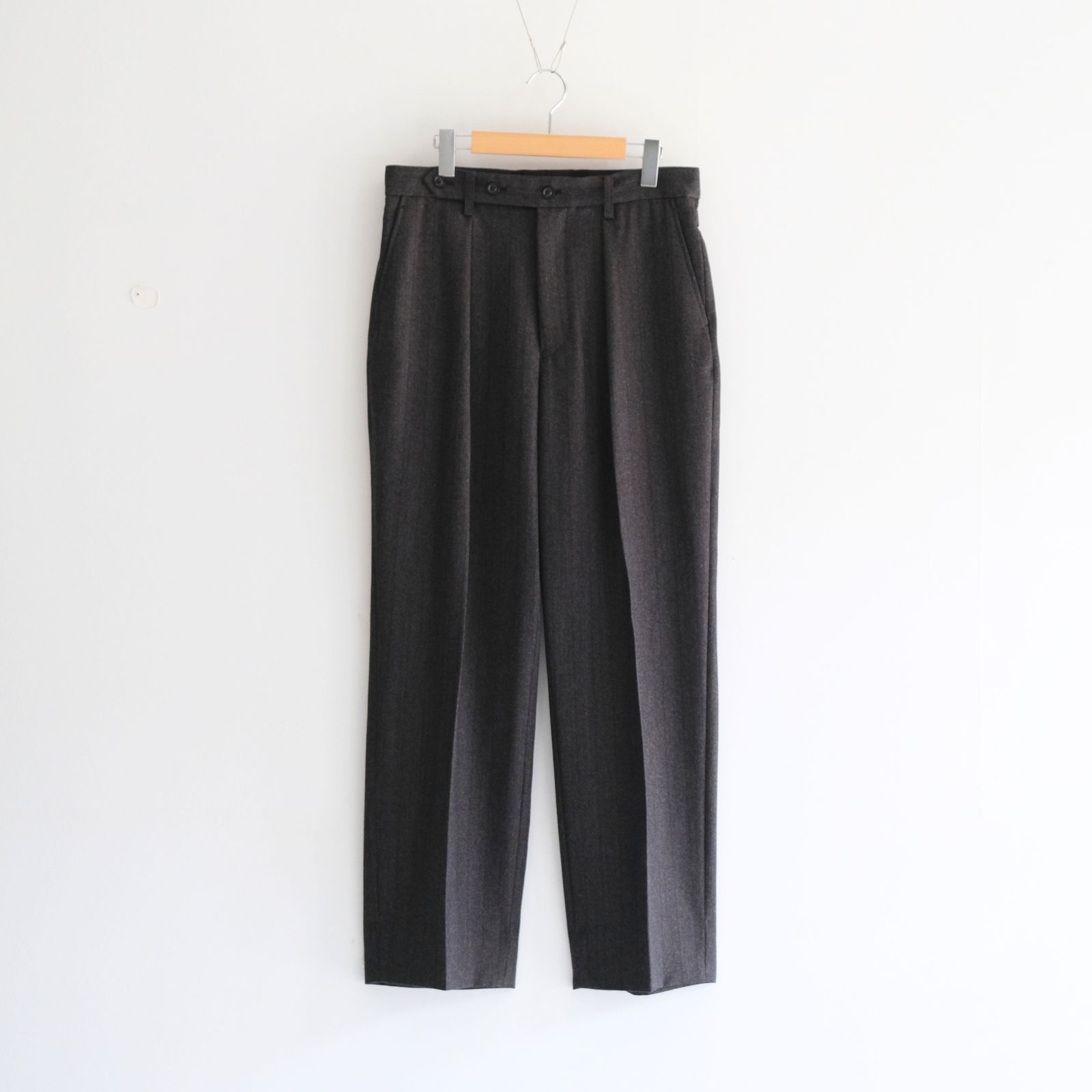 【残り1点】MELANGE BARATHEA STRIPE TUCKED TROUSERS（CHARCOAL BROWN）