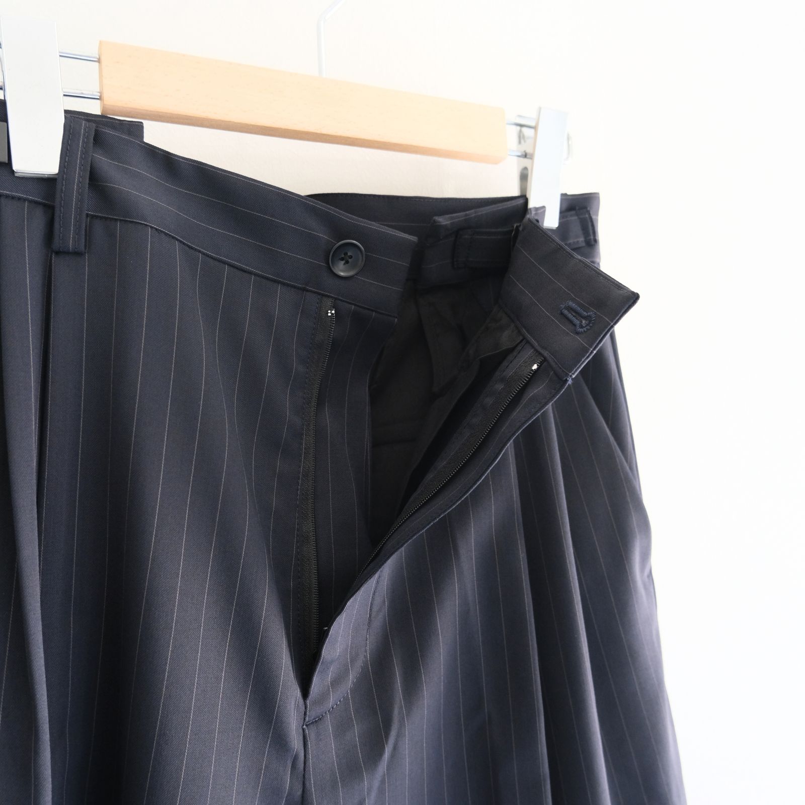 Merino Wool High-waist Slacks / メリノウール ハイウエスト スラックス（NAVY STRIPE）