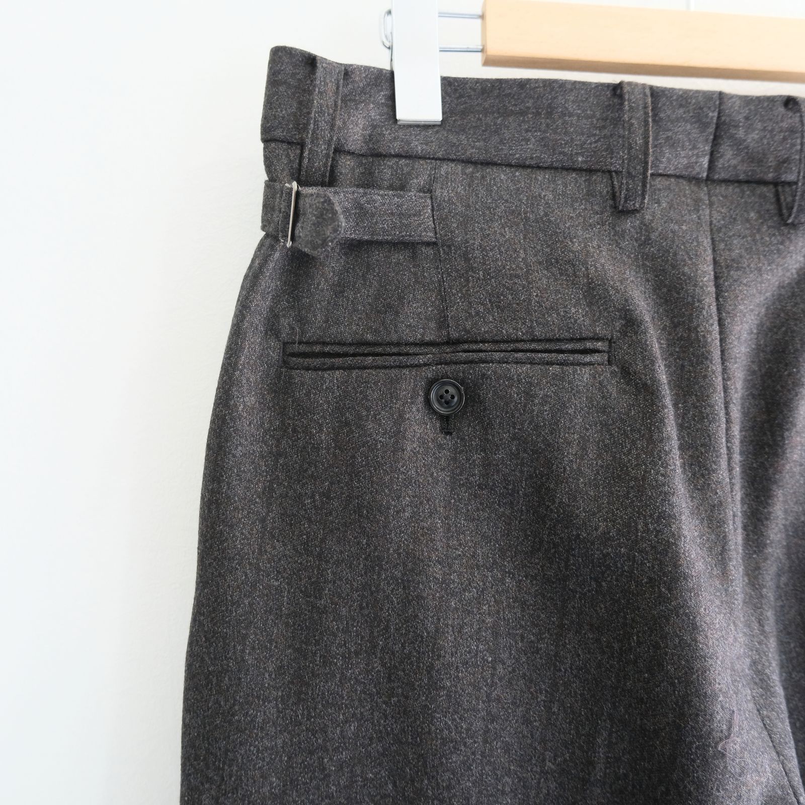【残り1点】MELANGE BARATHEA STRIPE TUCKED TROUSERS（CHARCOAL BROWN）