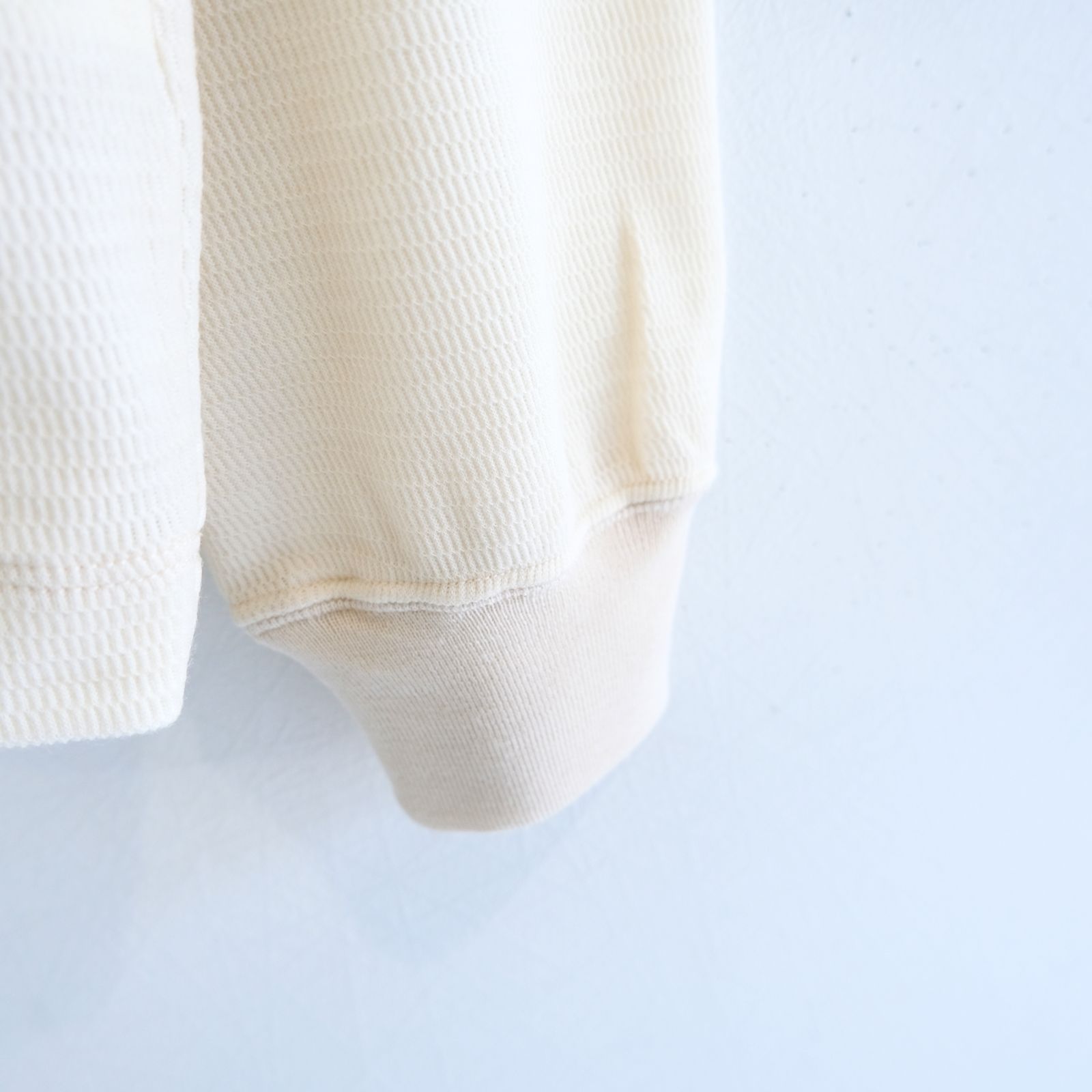 W/C HONEYCOMB HENLEY-NECK TOP（ECRU）