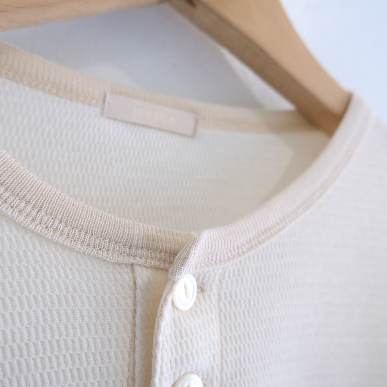W/C HONEYCOMB HENLEY-NECK TOP（ECRU）