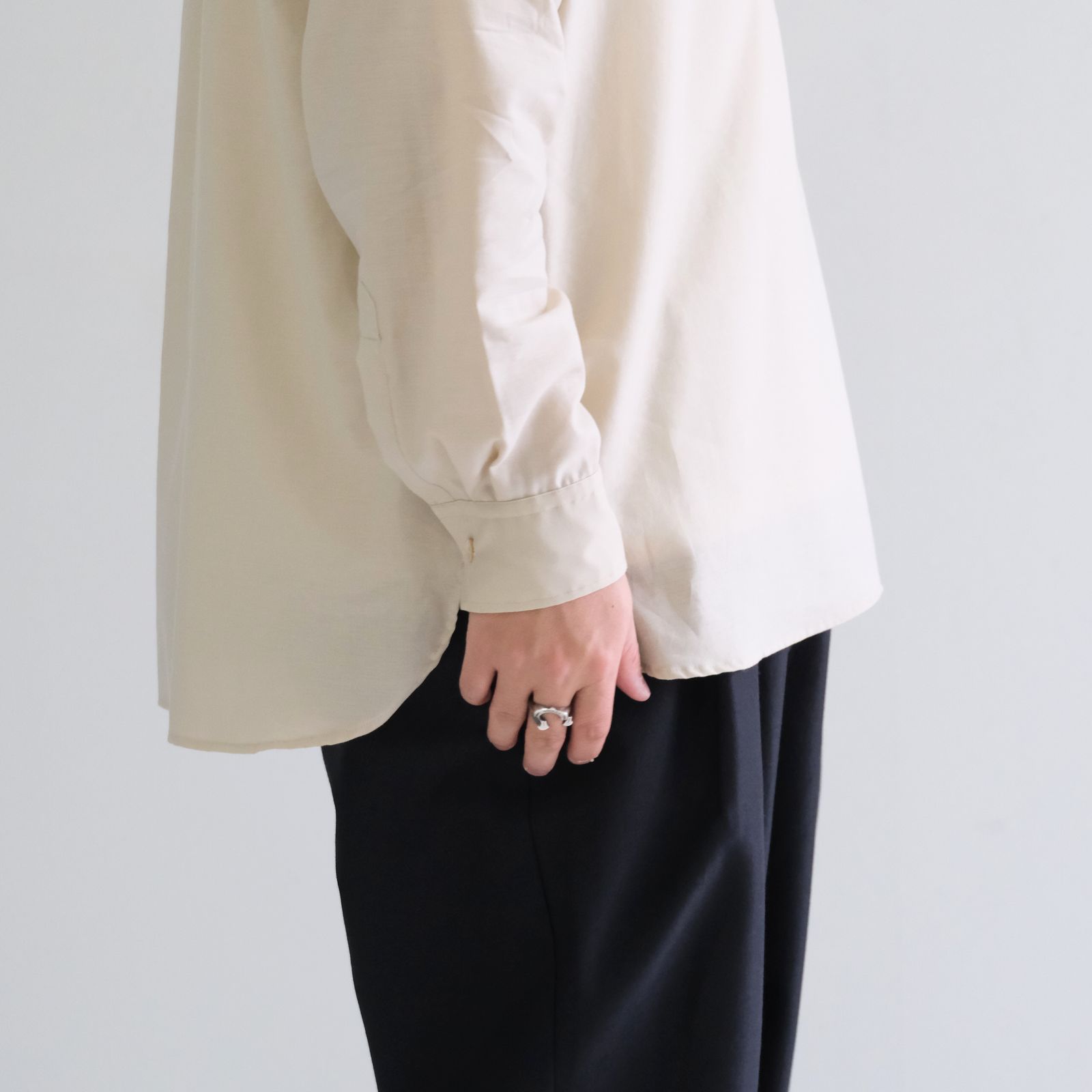 SILKY SOFT TWILL SKIPPER SHIRT / シルク ソフト ツイル スキッパー シャツ（SAND）