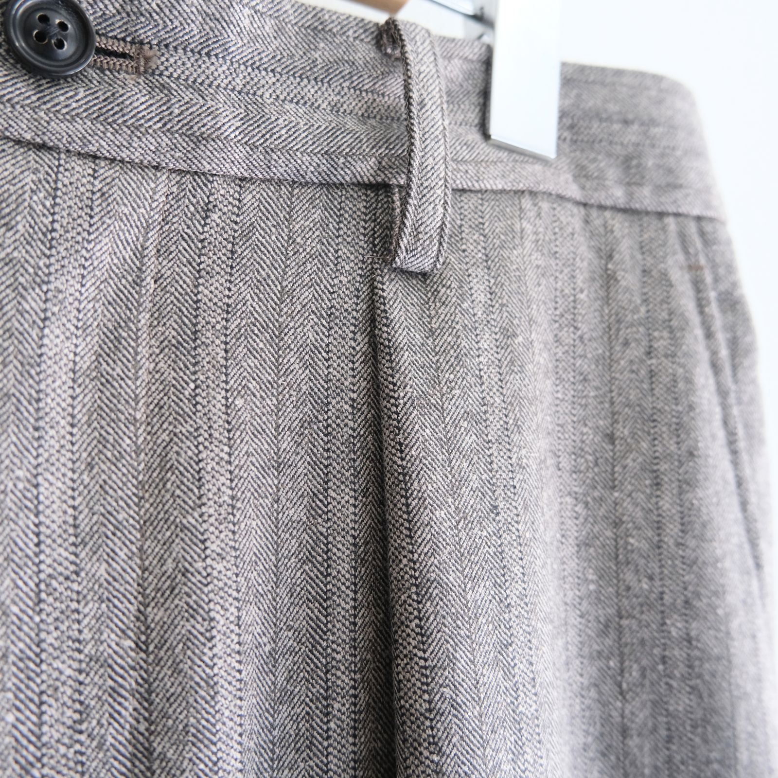 【残り1点】W/S HERRINGBONE STRIPE TUCKED TROUSERS（TAUPE GREY）