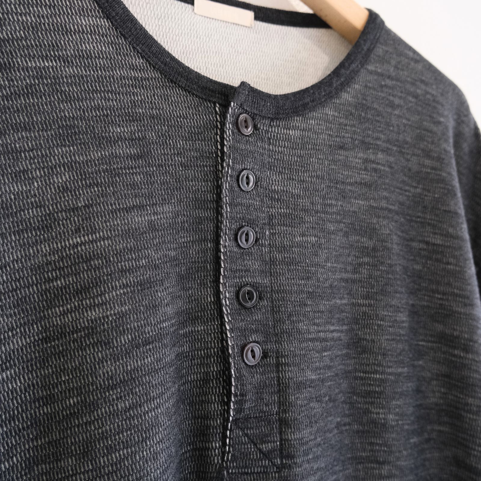W/C HONEYCOMB HENLEY-NECK TOP（CHARCOAL）