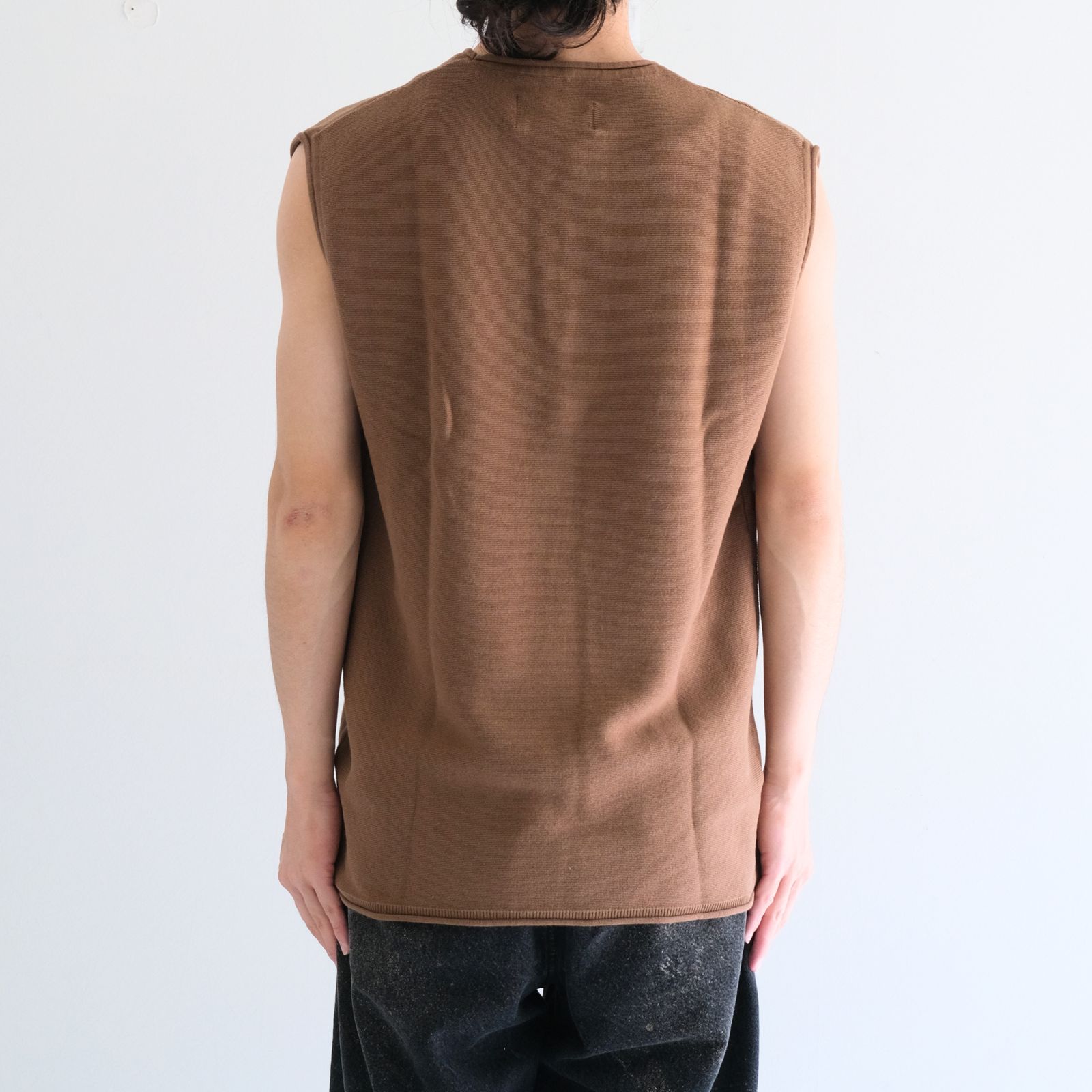 PREMIUM WIDE SHOULDER KNIT SLEEVELESS / プレミアムワイドショルダーニット ノースリーブ（CARAMEL BROWN）