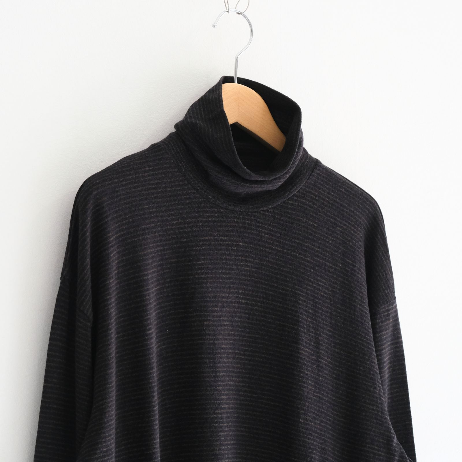 SUPER FINE WOOL COTTON TURTLE-NECK TOP（BORDER STRIPE）（BROWN×BLACK）