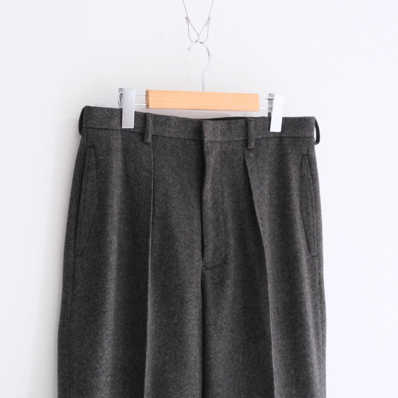 IN TUCK TROUSERS ‐Powder melton‐ / パンツ / トラウザー / メルトン素材 / Mid Gray
