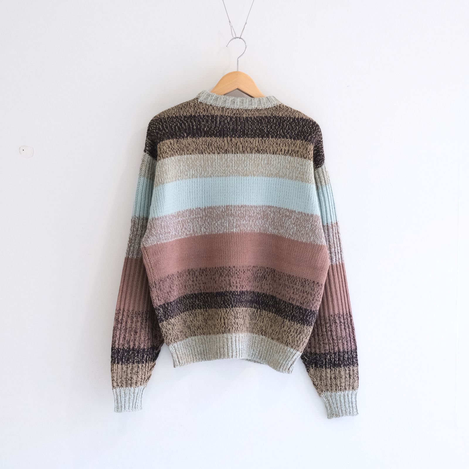 GRADATION STRIPE CREWNECK SWEATER（POWDER BLUE）