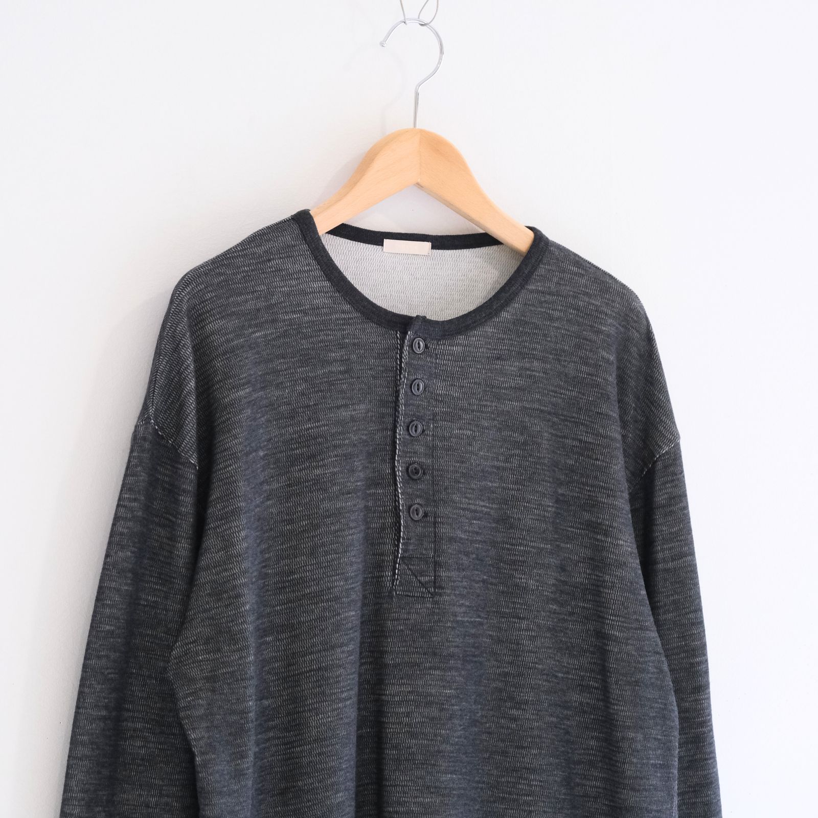 W/C HONEYCOMB HENLEY-NECK TOP（CHARCOAL）