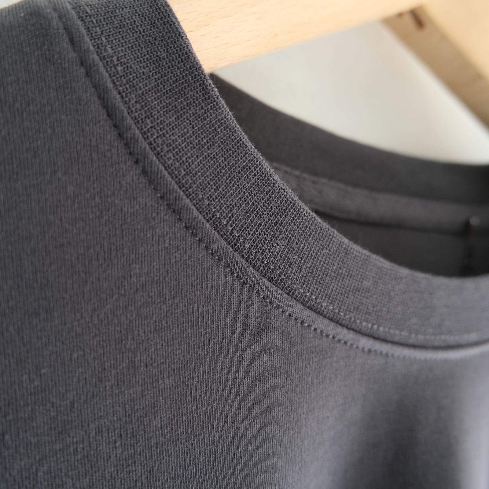 Basis L/S Tee / ベーシック長袖Tシャツ（GRAPHITE）