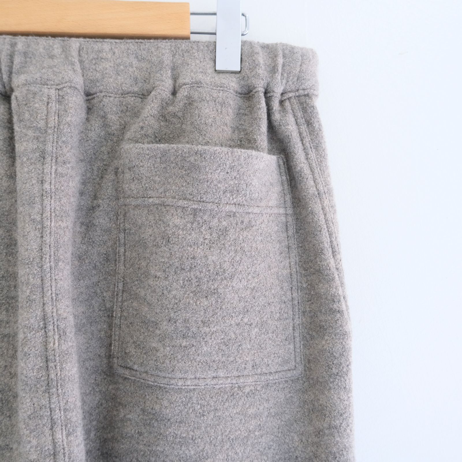 【残り1点】KNIT PANTS ‐Hard Twist Crepe‐（Greige）
