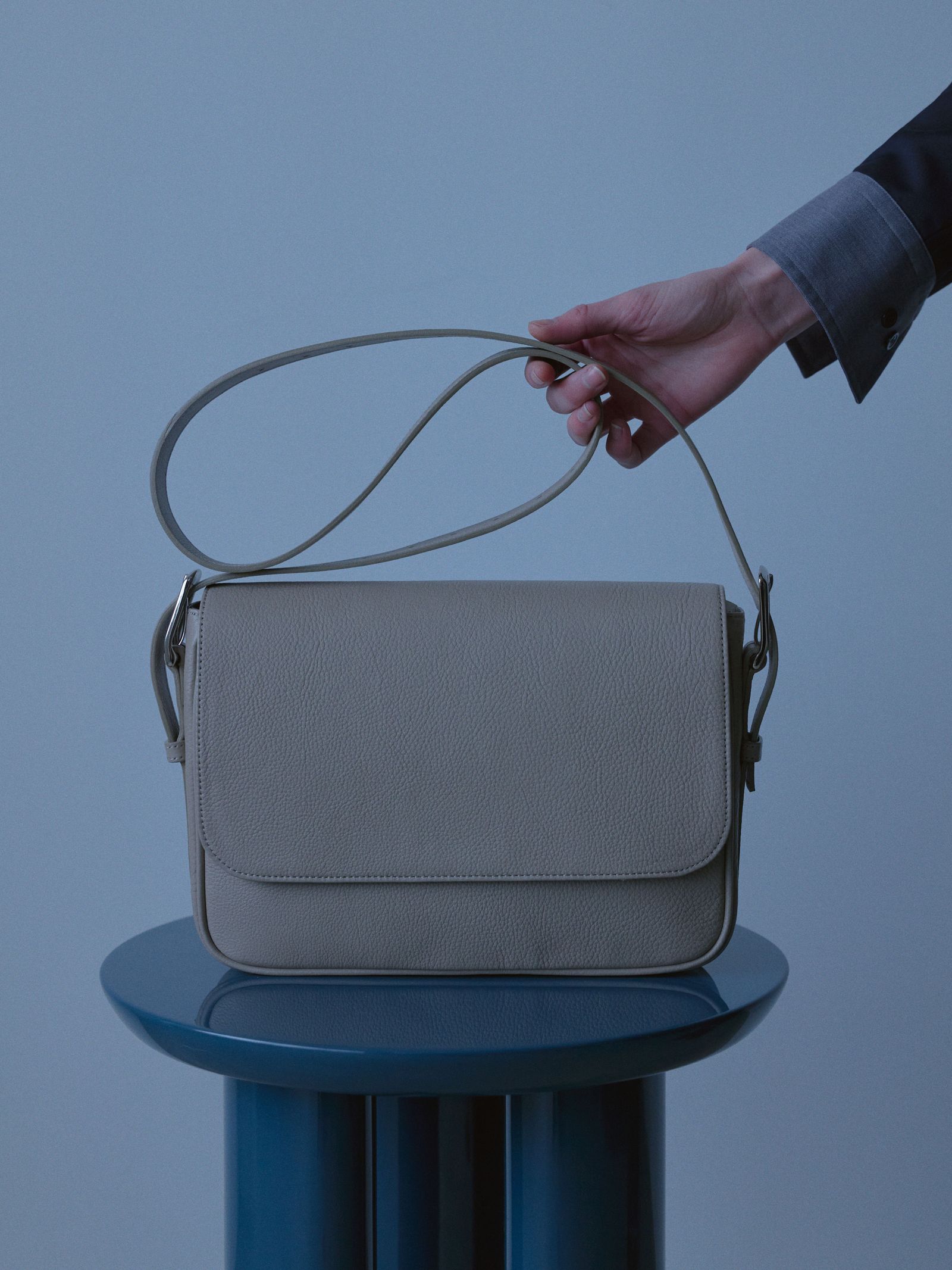 【入荷時期：2026年8-9月頃】Leather Shoulder Bag [Dumbo] / レザー ショルダー バッグ [ダンボ]（Gray）