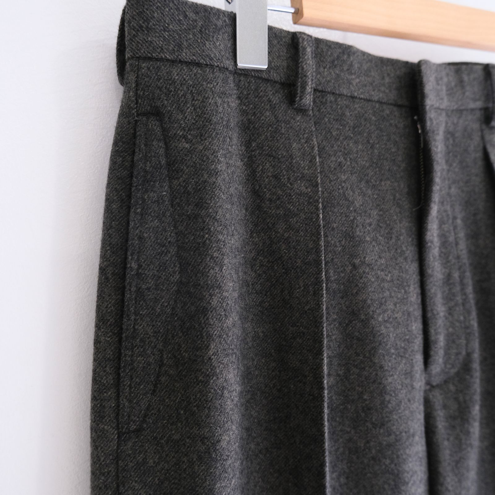 IN TUCK TROUSERS ‐Powder melton‐ / パンツ / トラウザー / メルトン素材 / Mid Gray