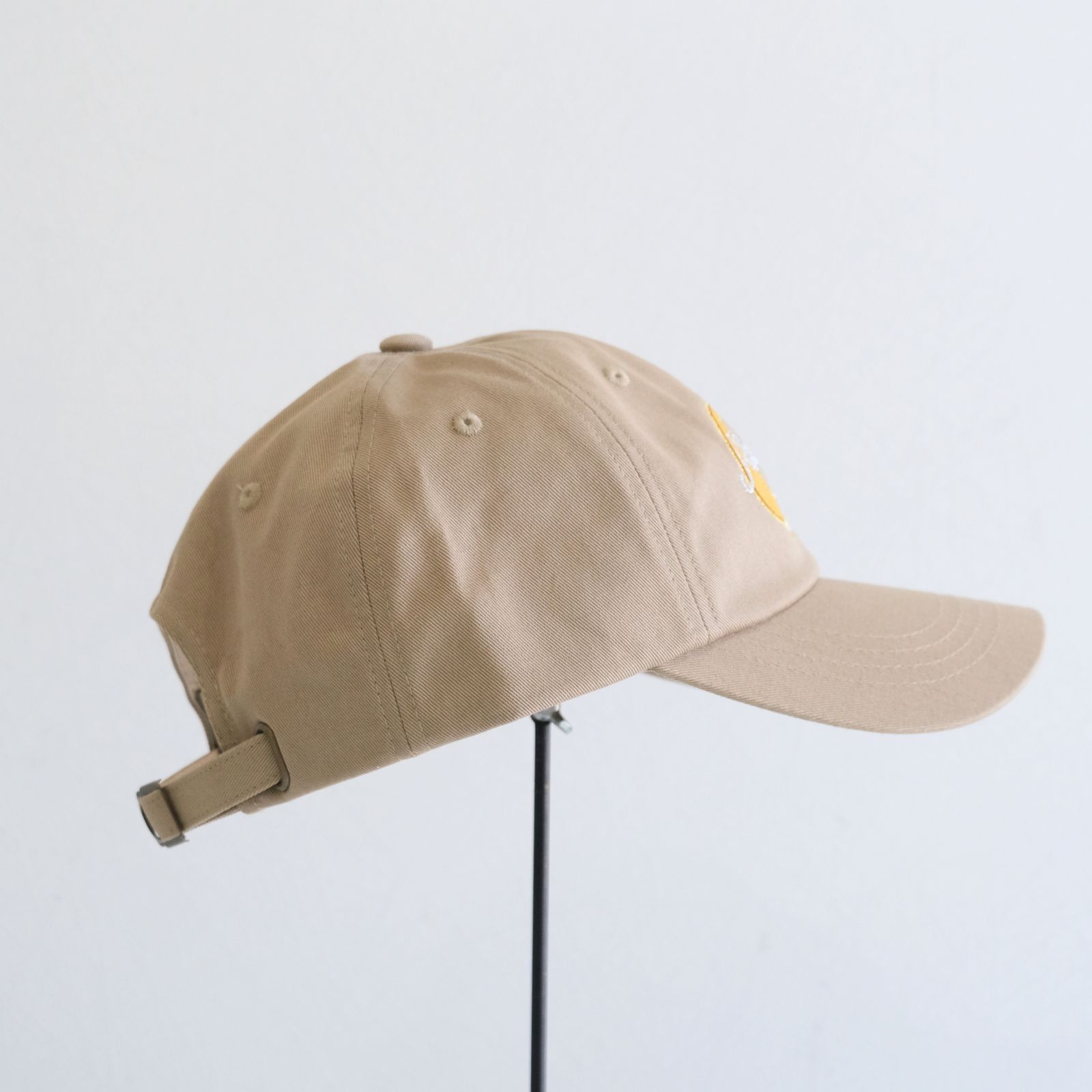 【残り1点】EMBROIDERY MID CAP（CAMEL）