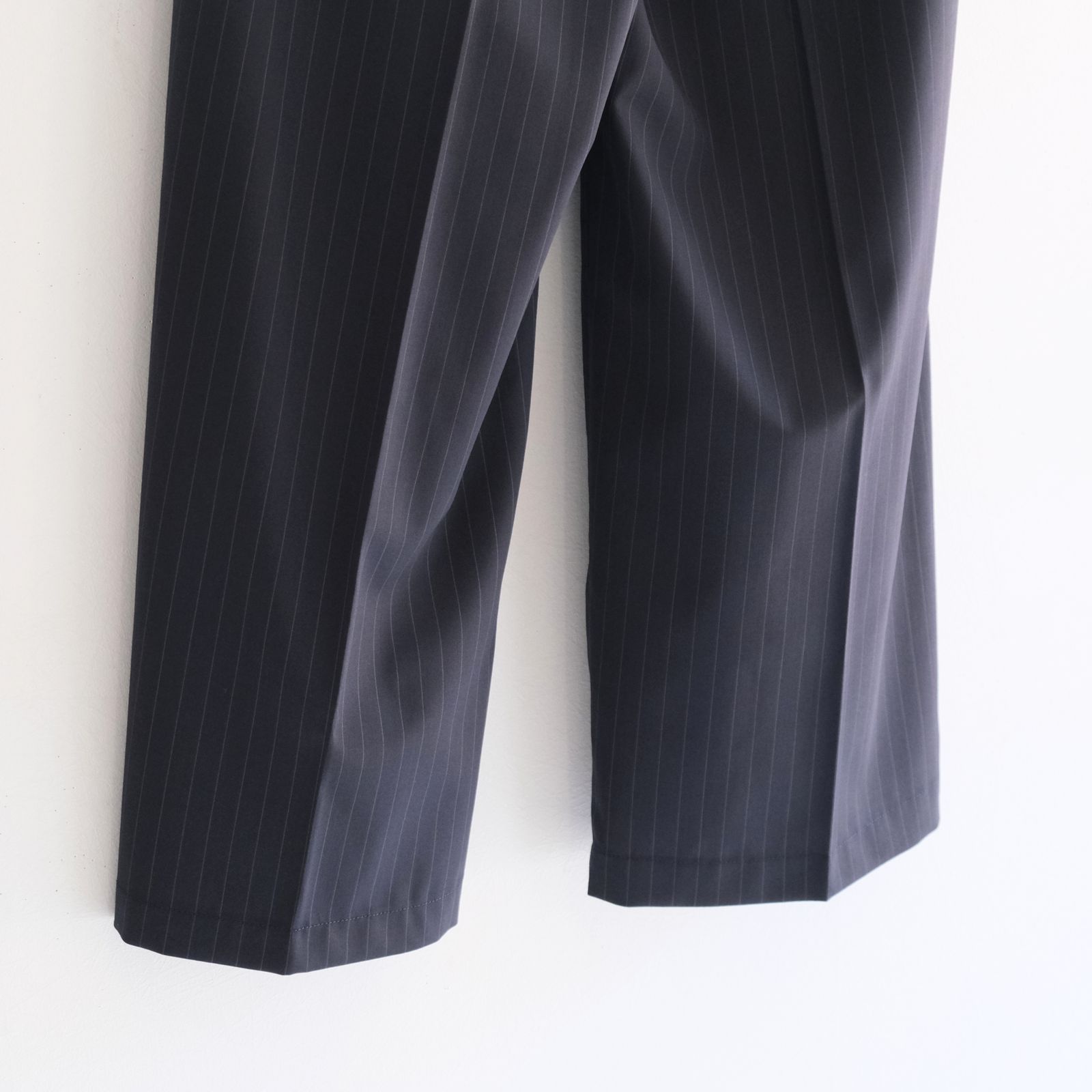 Merino Wool High-waist Slacks / メリノウール ハイウエスト スラックス（NAVY STRIPE）